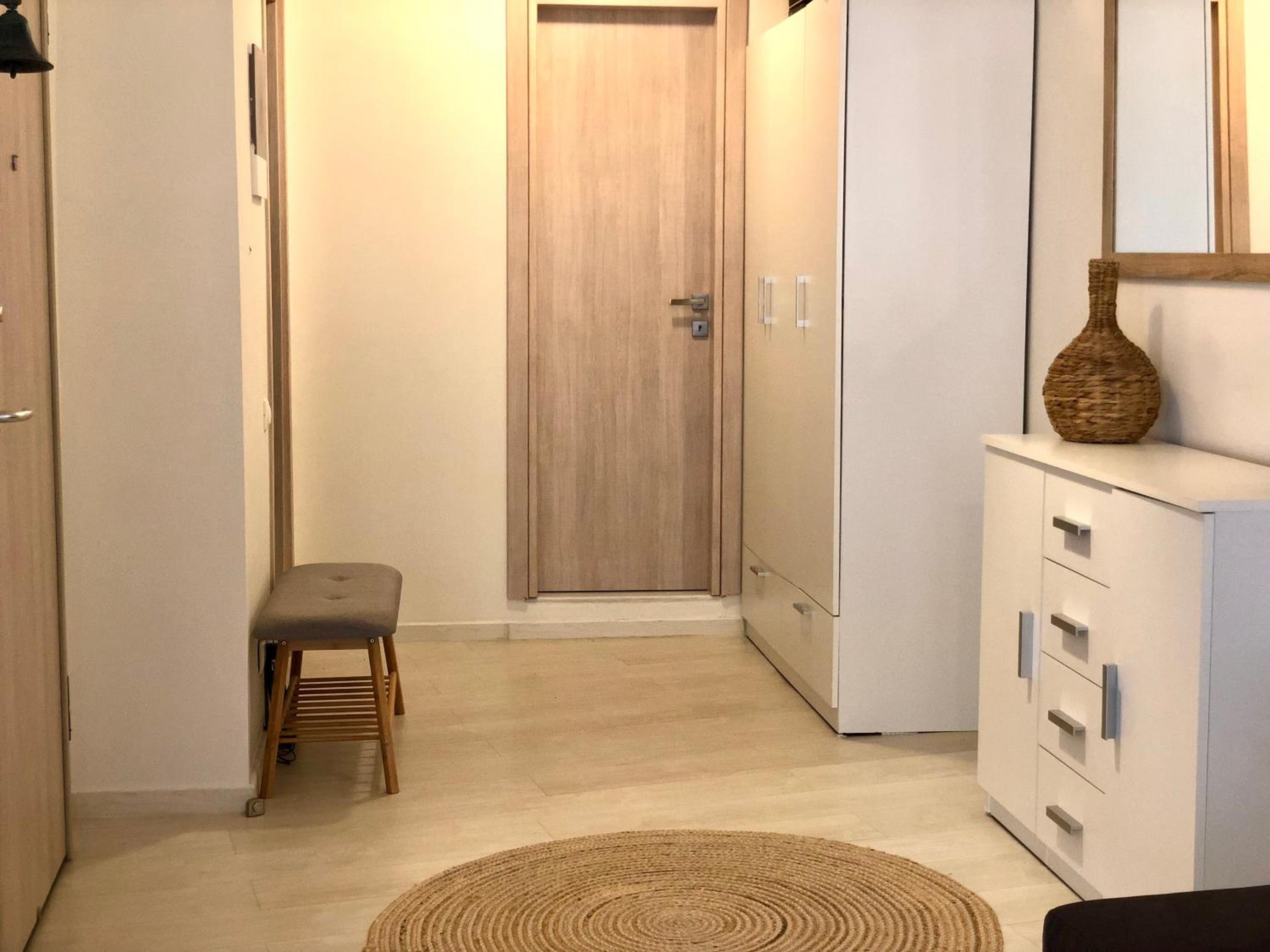 One-Bedroom Apartment photo 1