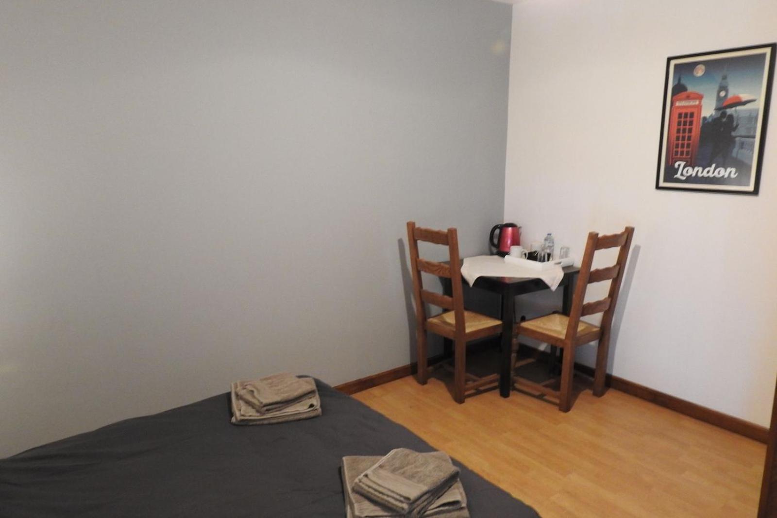 Double Room with Private Bathroom - Photo 8
