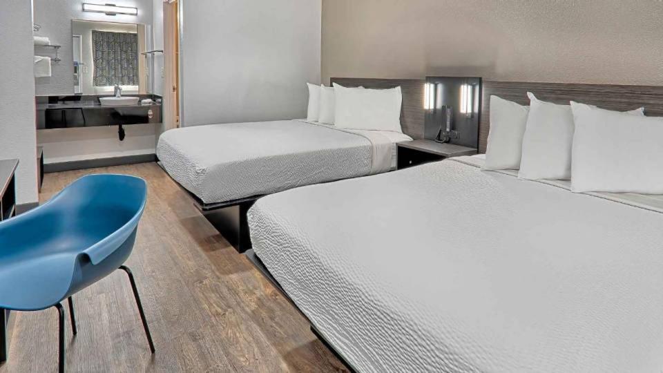 Queen Room with Two Queen Beds photo 1