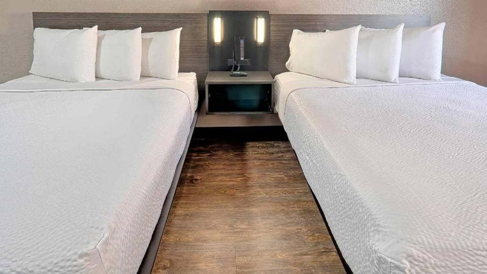 Queen Room with Two Queen Beds photo 3