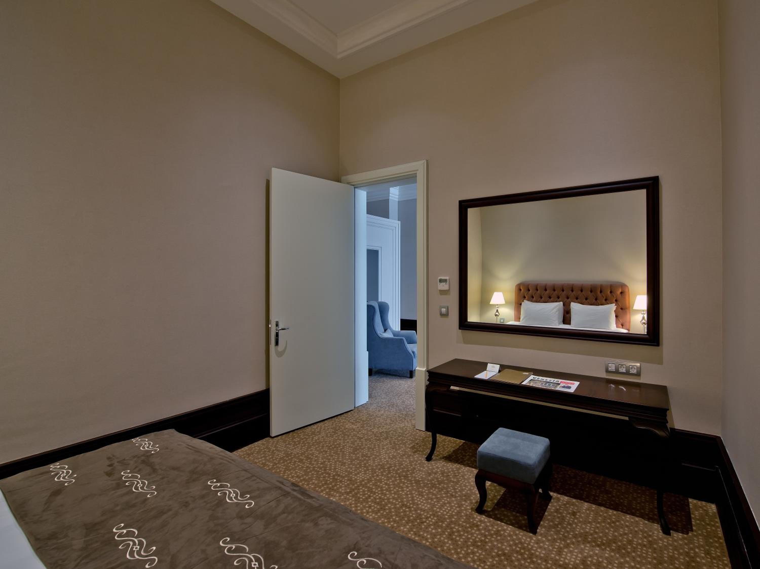 King Suite thumbnail 6
