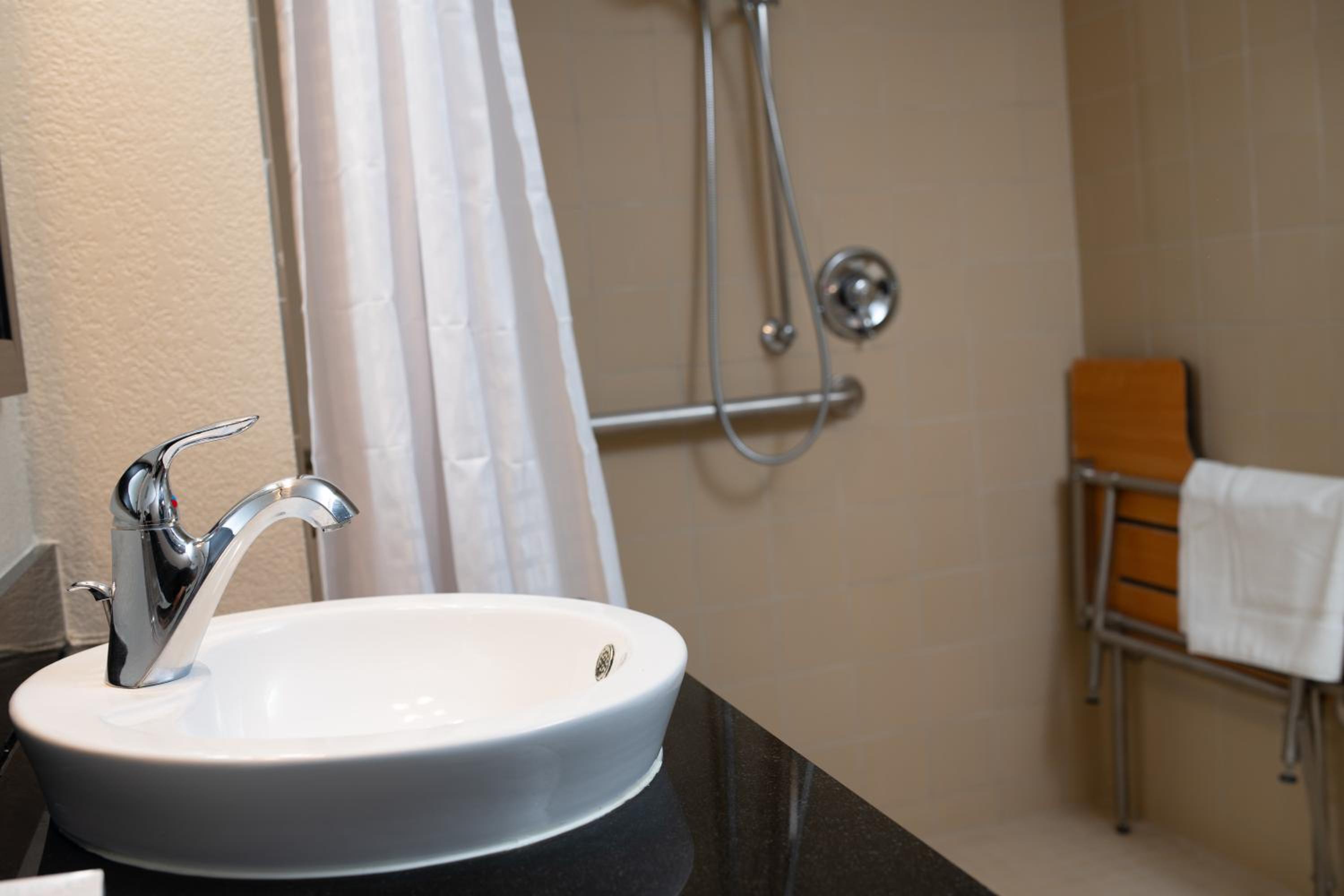 Queen Room with Mobility Access and Roll-In Shower, Non-Smoking photo 3