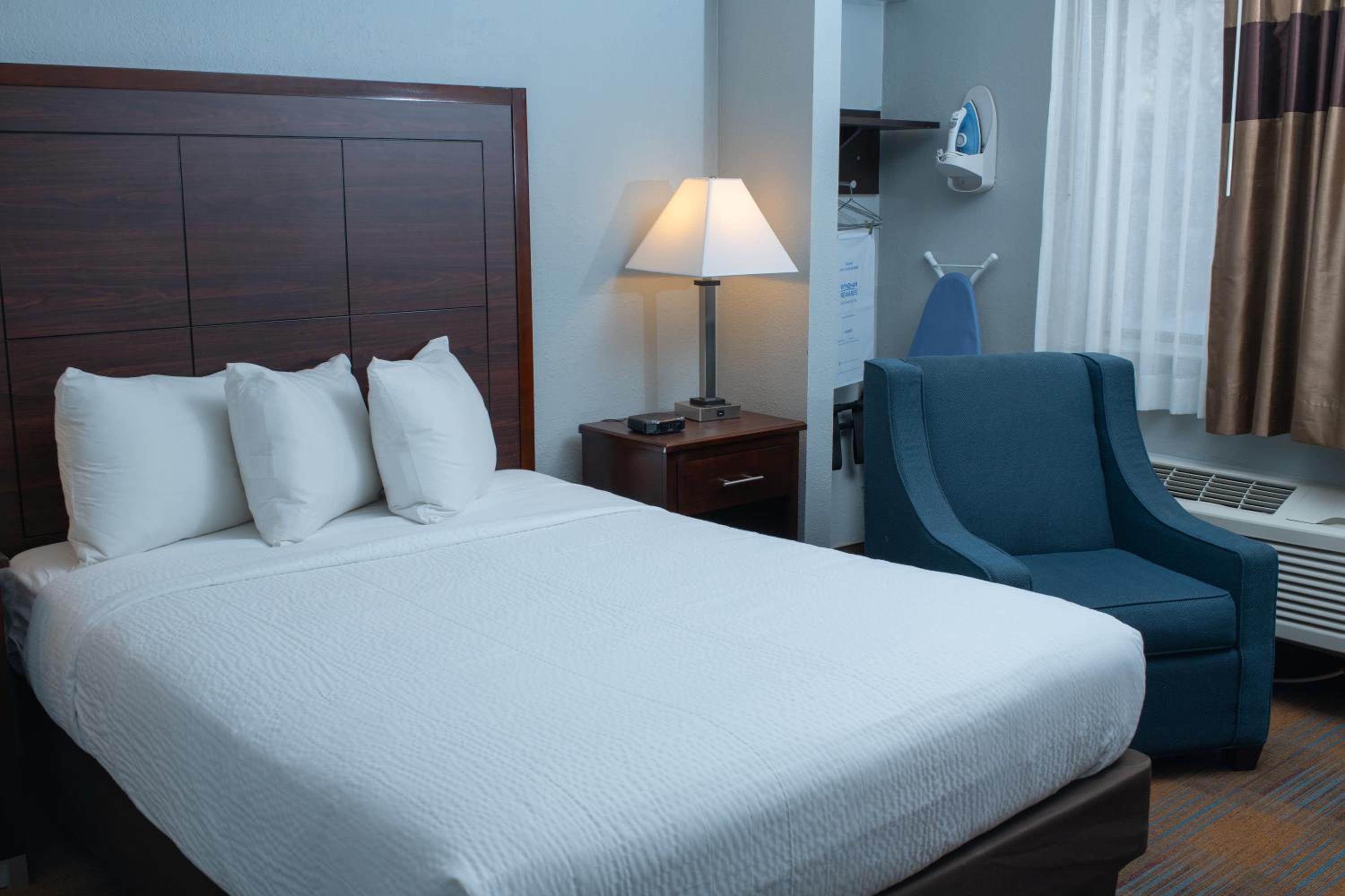 Queen Room with Mobility Access and Roll-In Shower, Non-Smoking photo 2
