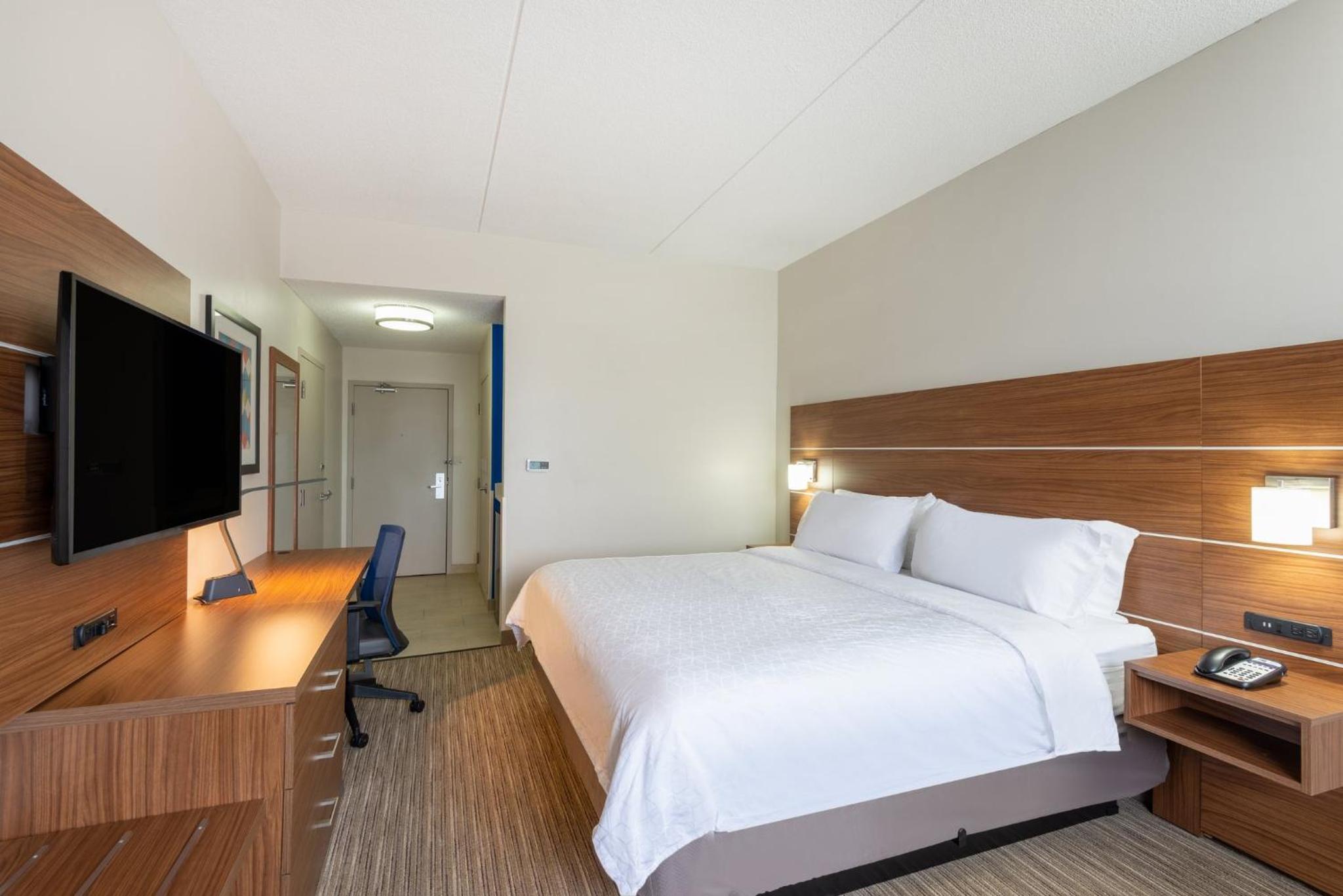Standard King Room with Roll-in Shower - Mobility Accessible - Photo 1