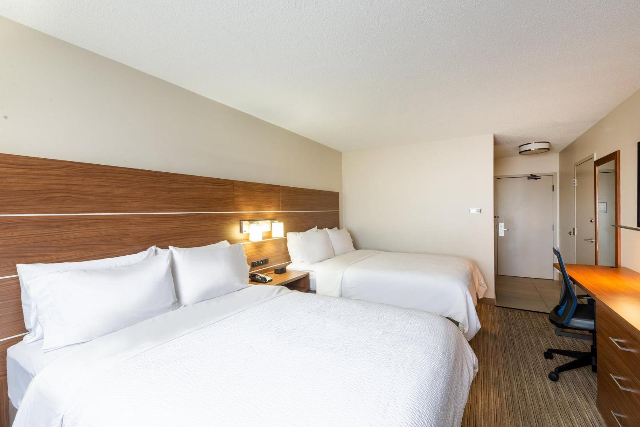 Standard Queen Room with Two Queen Beds - Photo 2