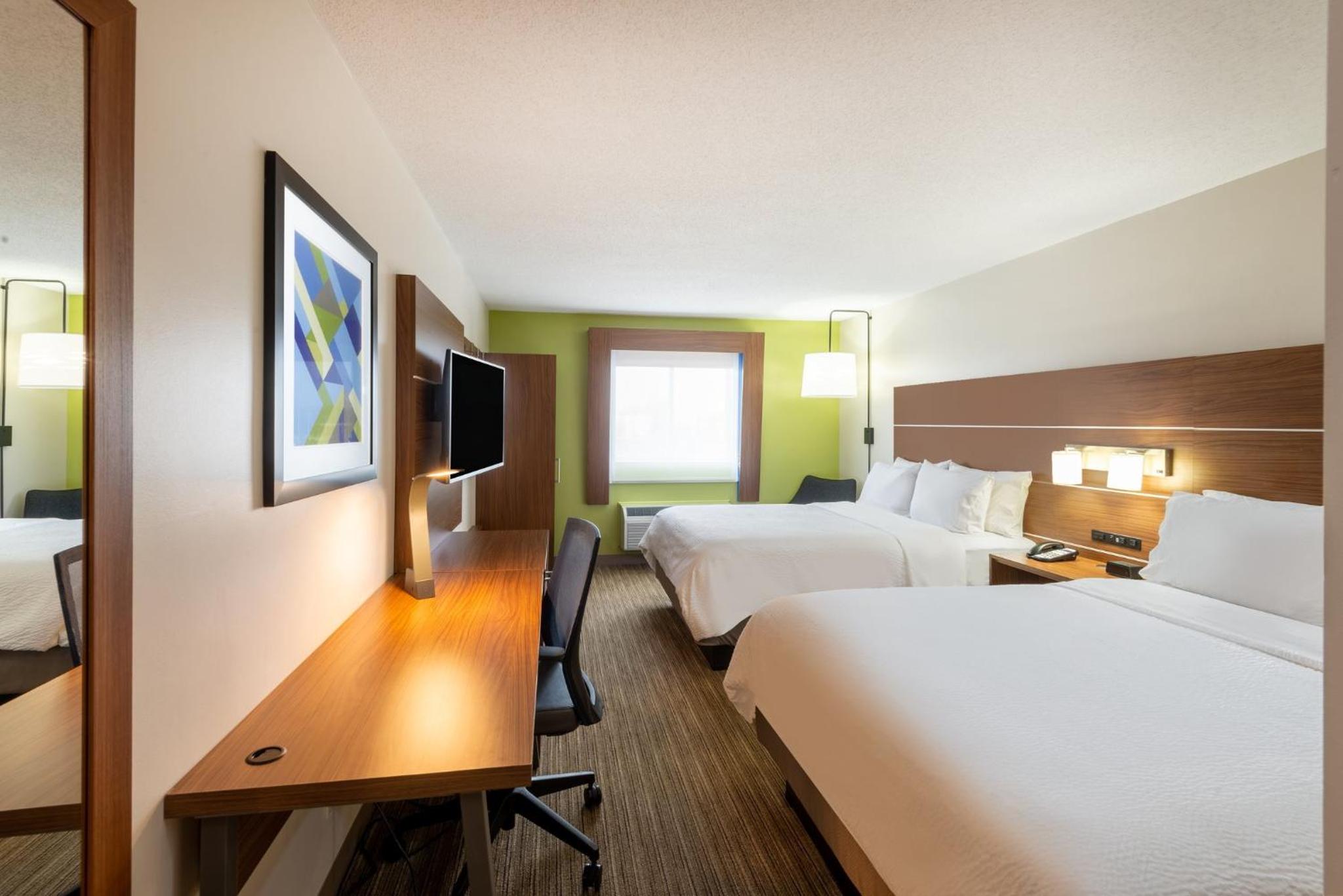 Standard Queen Room with Two Queen Beds - Photo 3