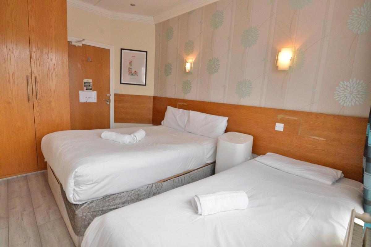 Compact Triple Room photo 2