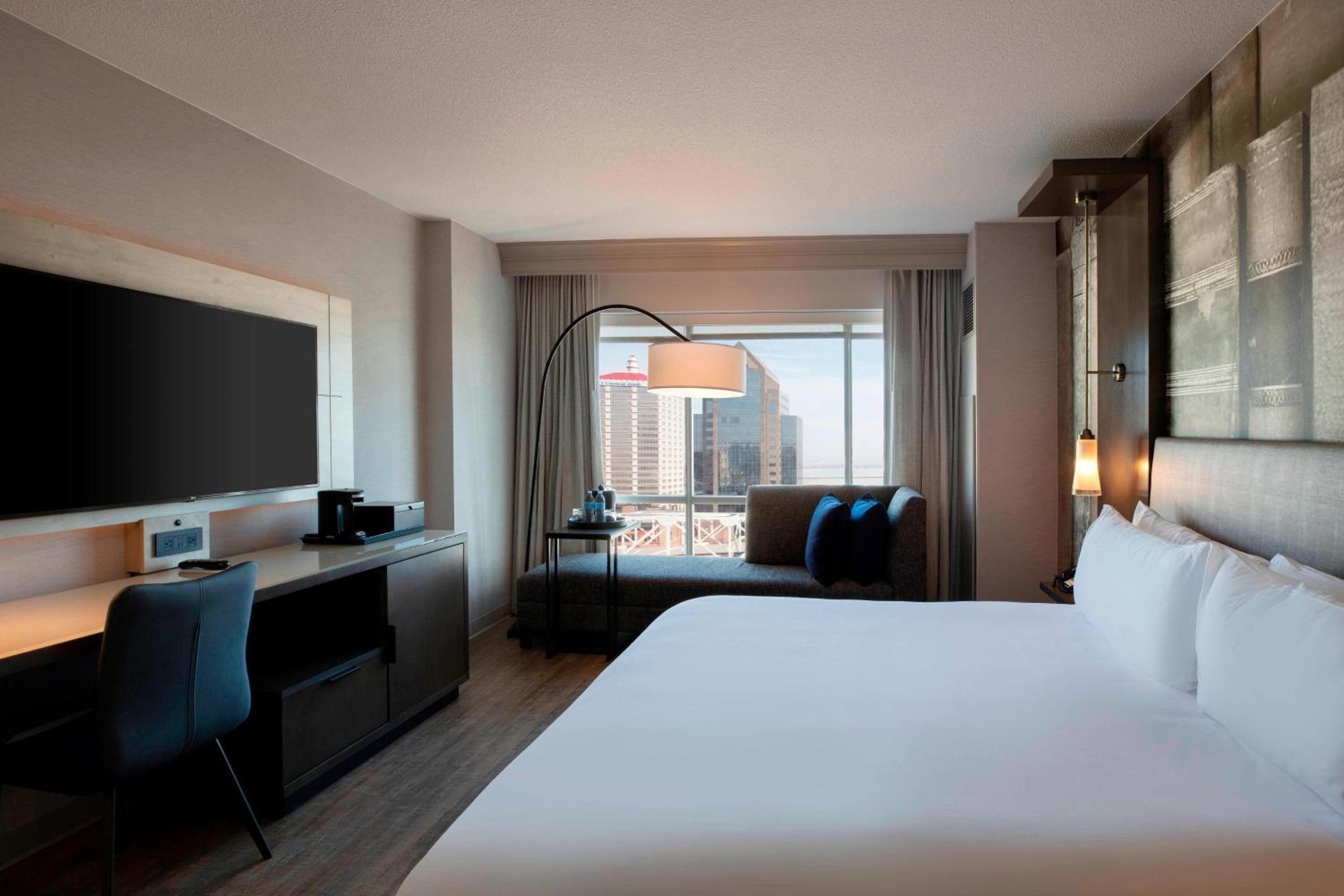 1 King Bed, Cityscape Guest Room - Photo 12