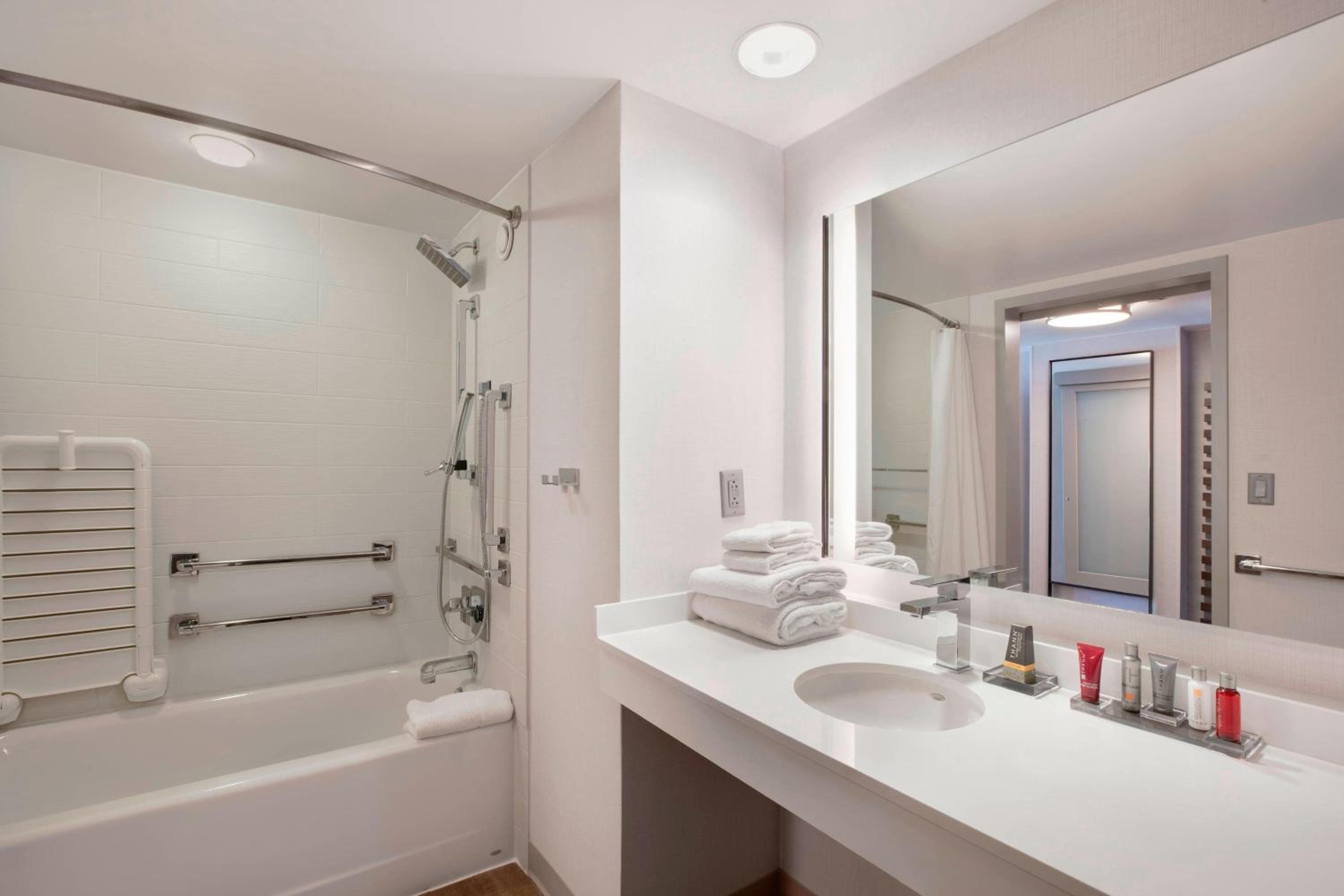 1 King Bed, Guest Room - Photo 9