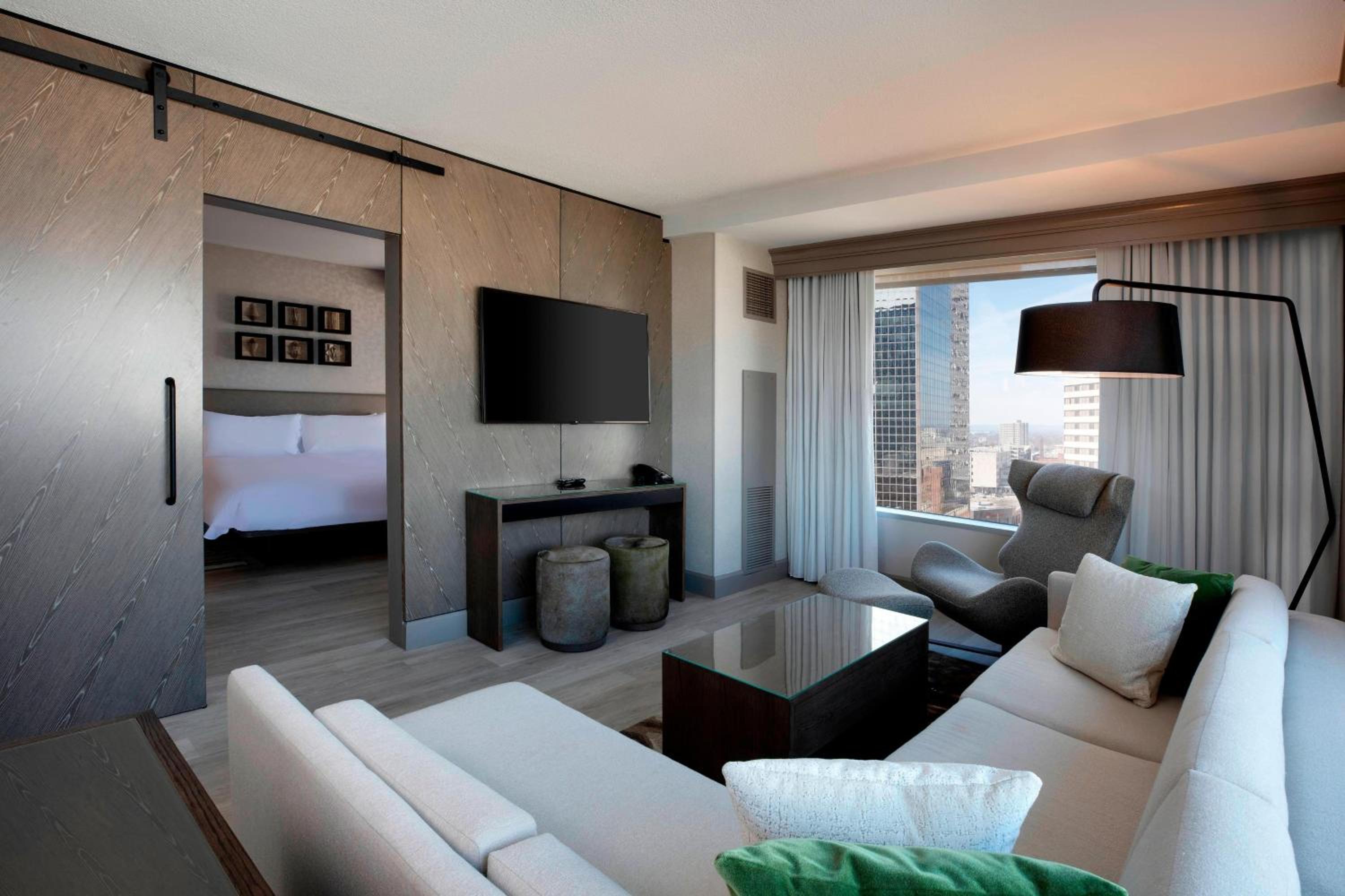 One-Bedroom Junior King Suite with Sofa Bed photo 2