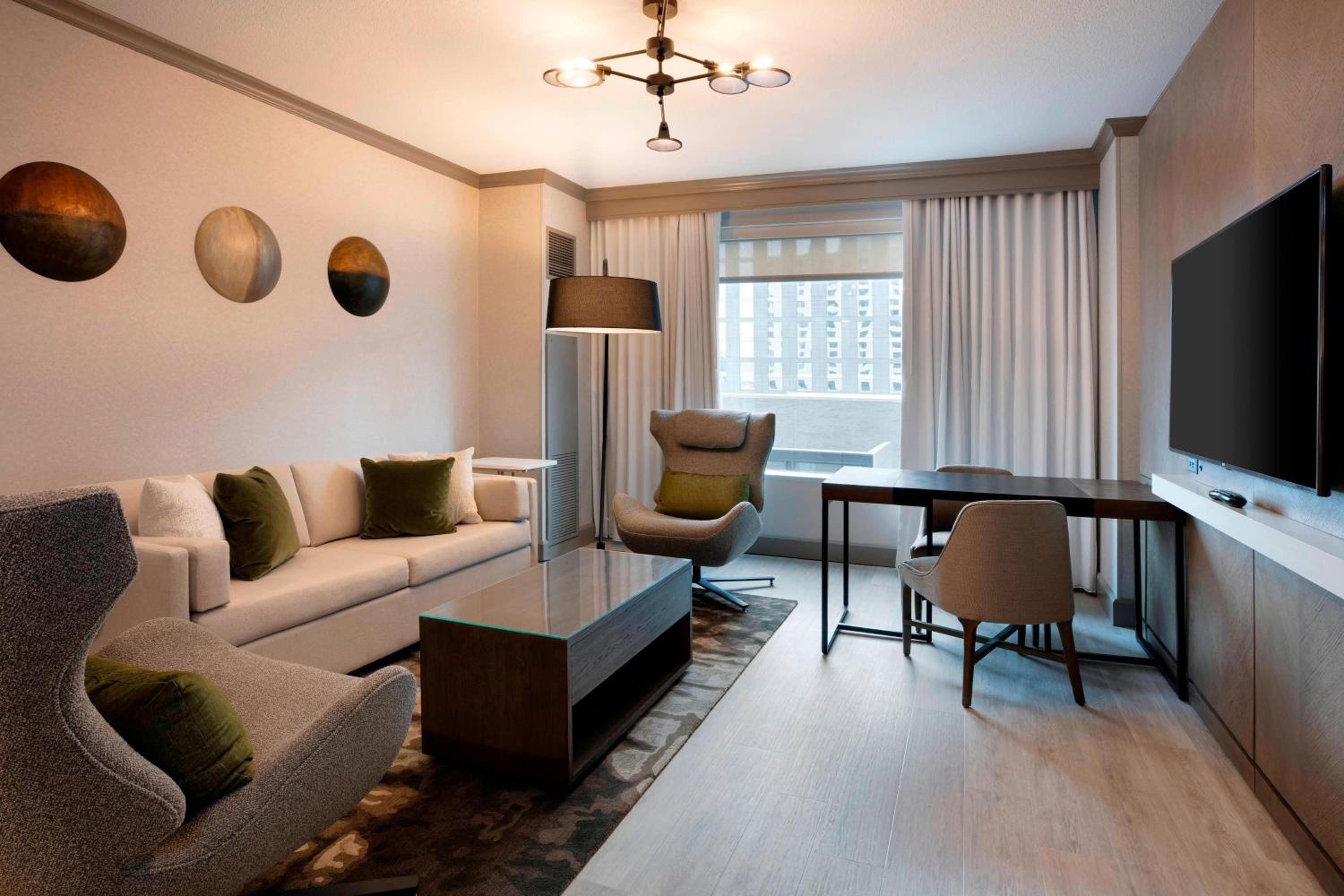 One-Bedroom Junior King Suite with Sofa Bed photo 3