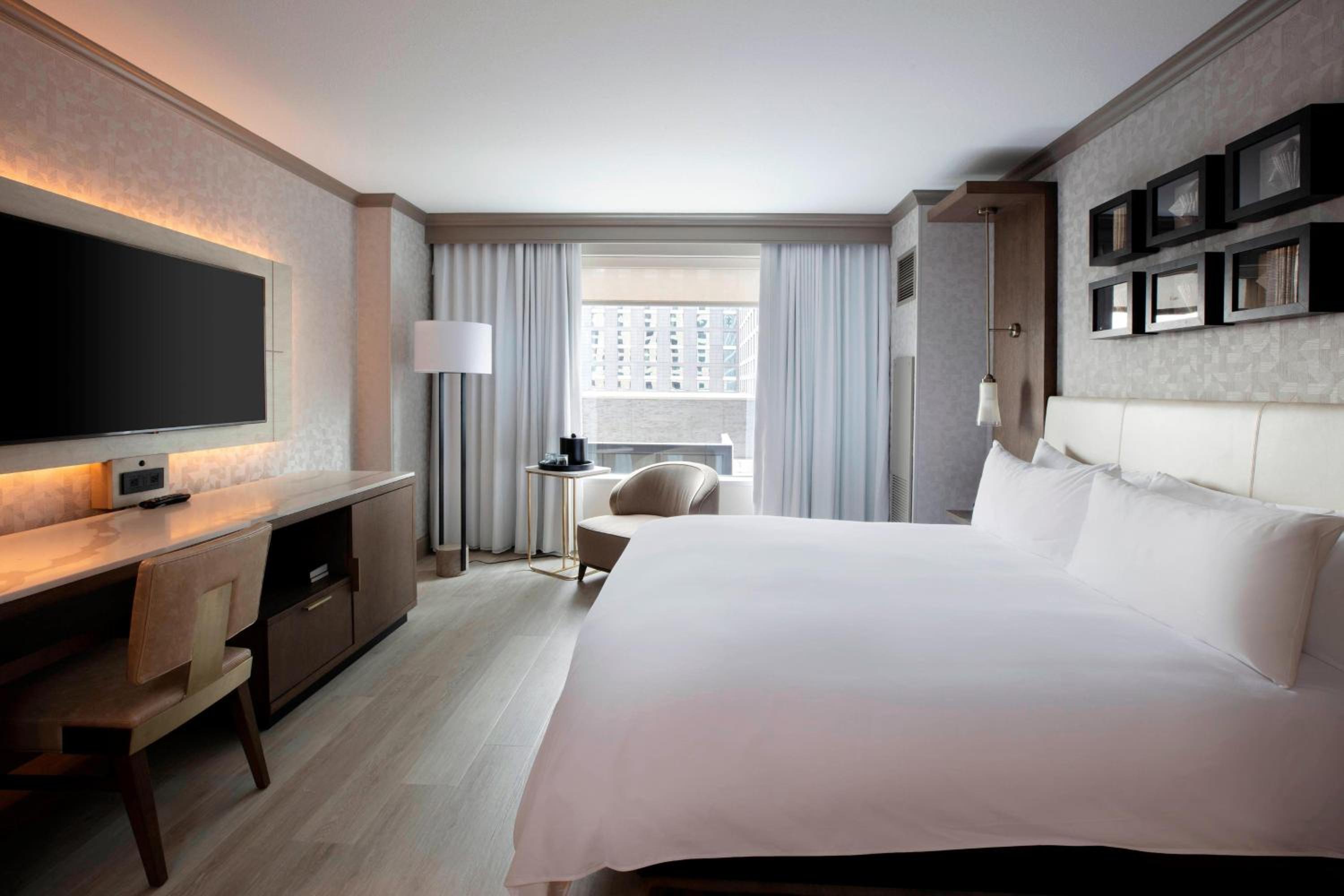 One-Bedroom Junior King Suite with Sofa Bed photo 1