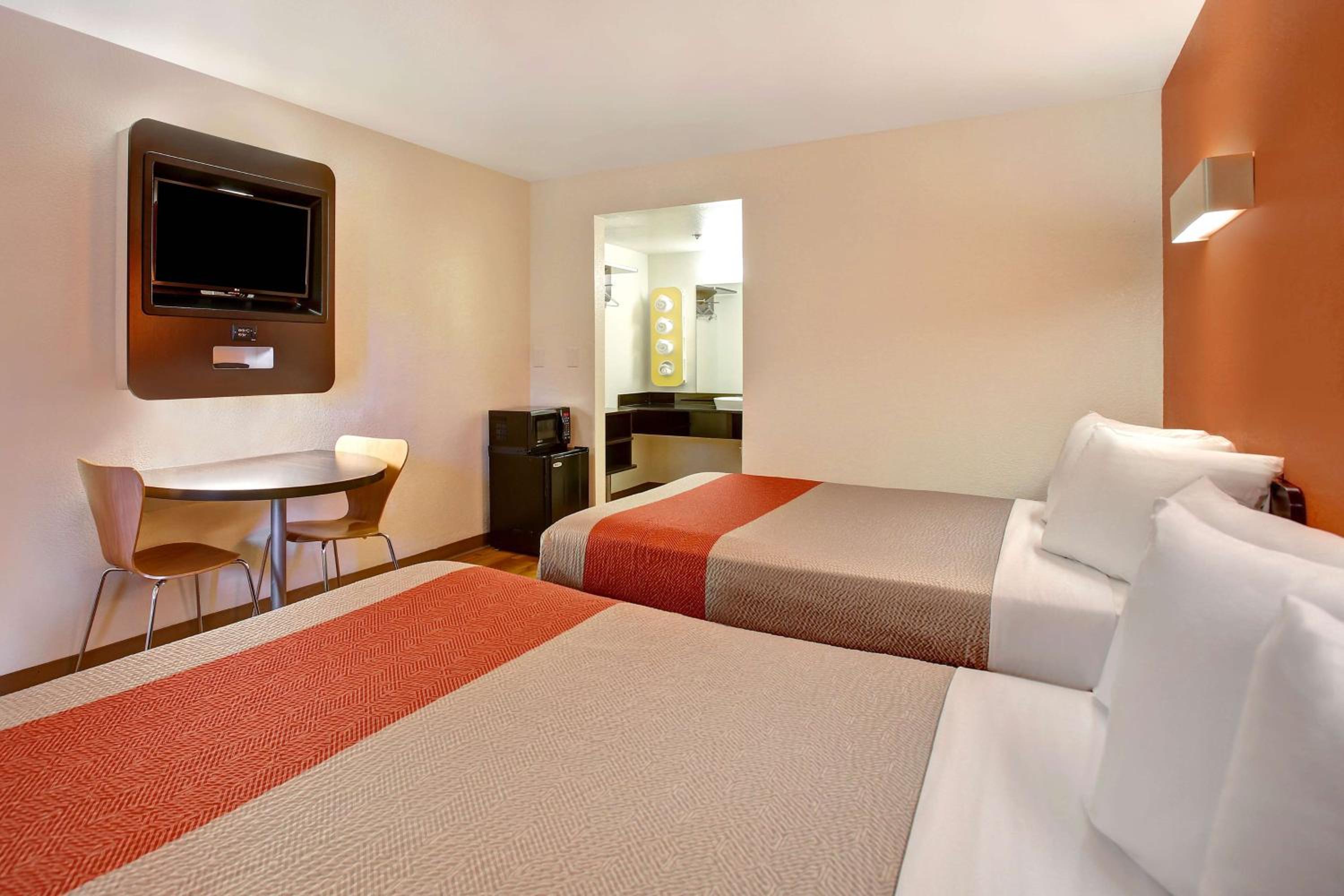 Queen Room with Two Queen Beds photo 1
