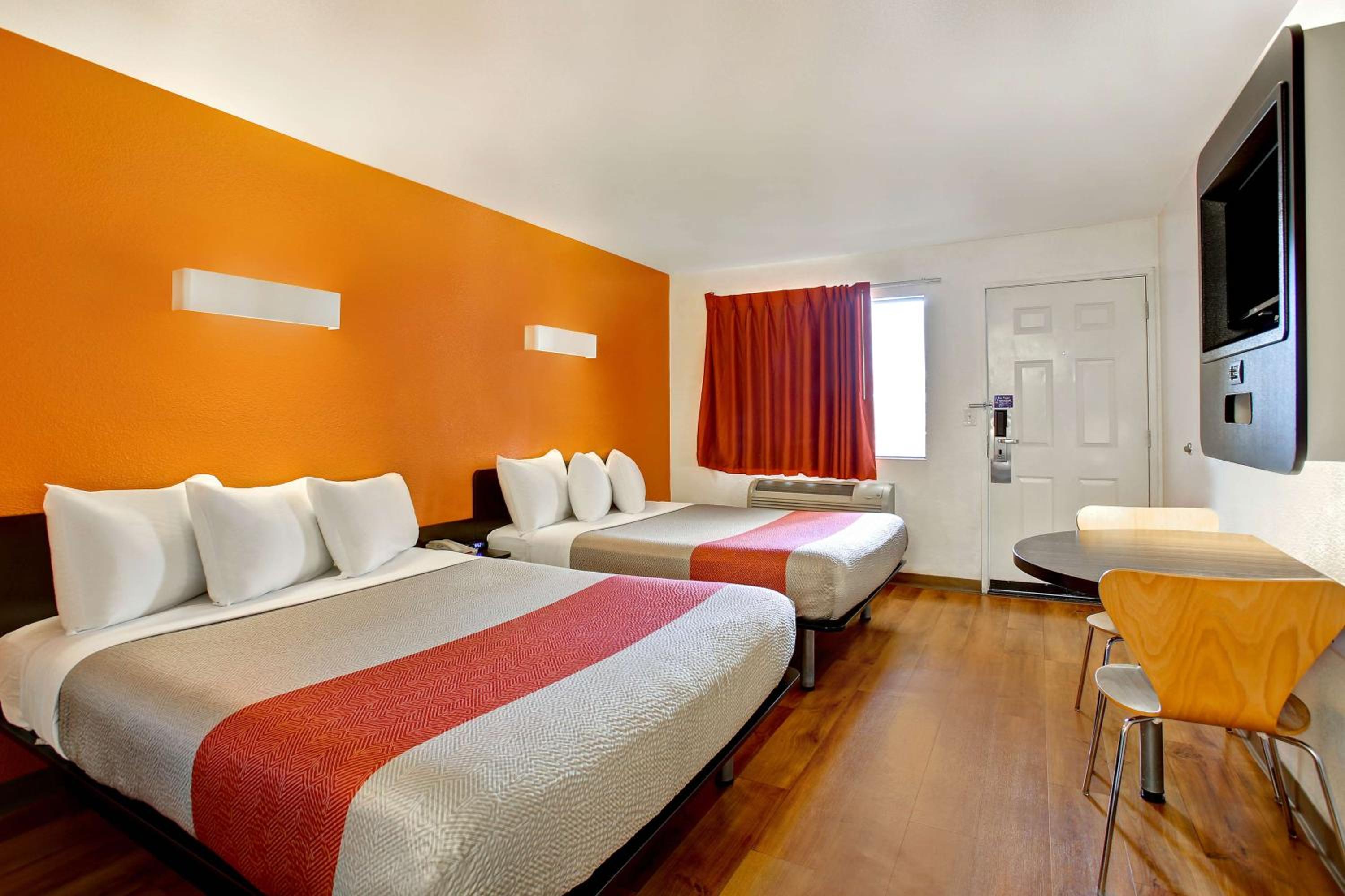 Queen Room with Two Queen Beds photo 2