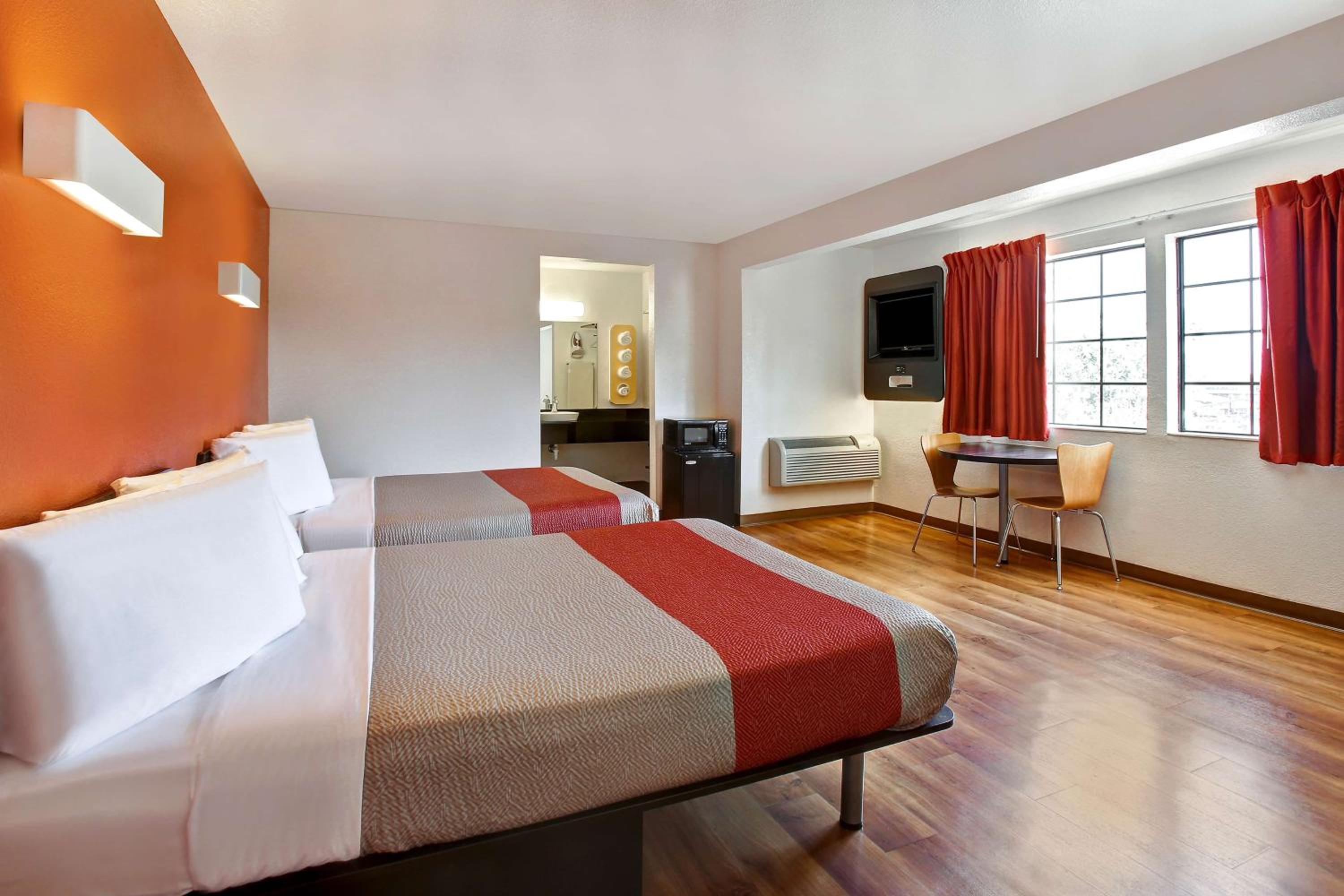 Deluxe Queen Room - Non-Smoking photo 3