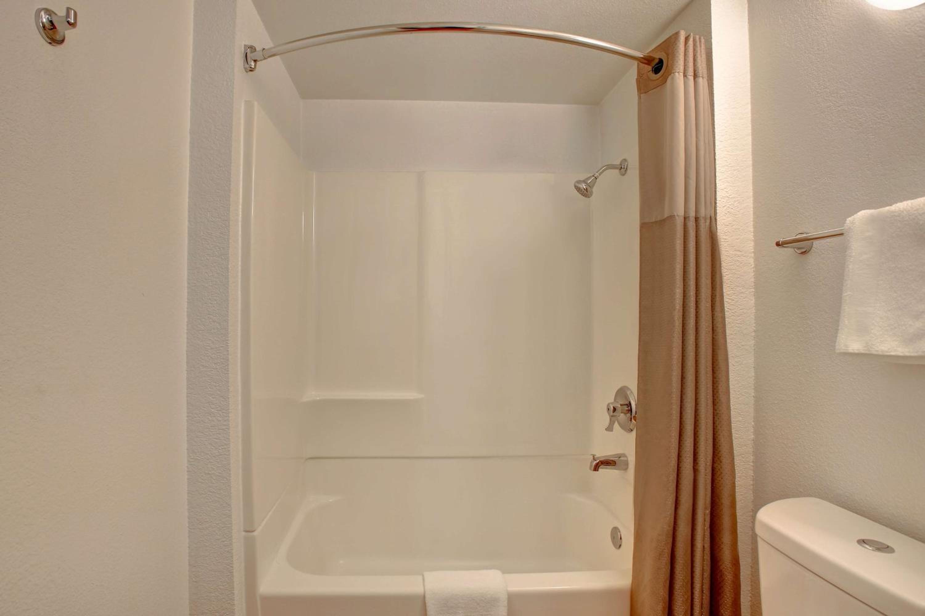 Queen Room with Two Queen Beds photo 3