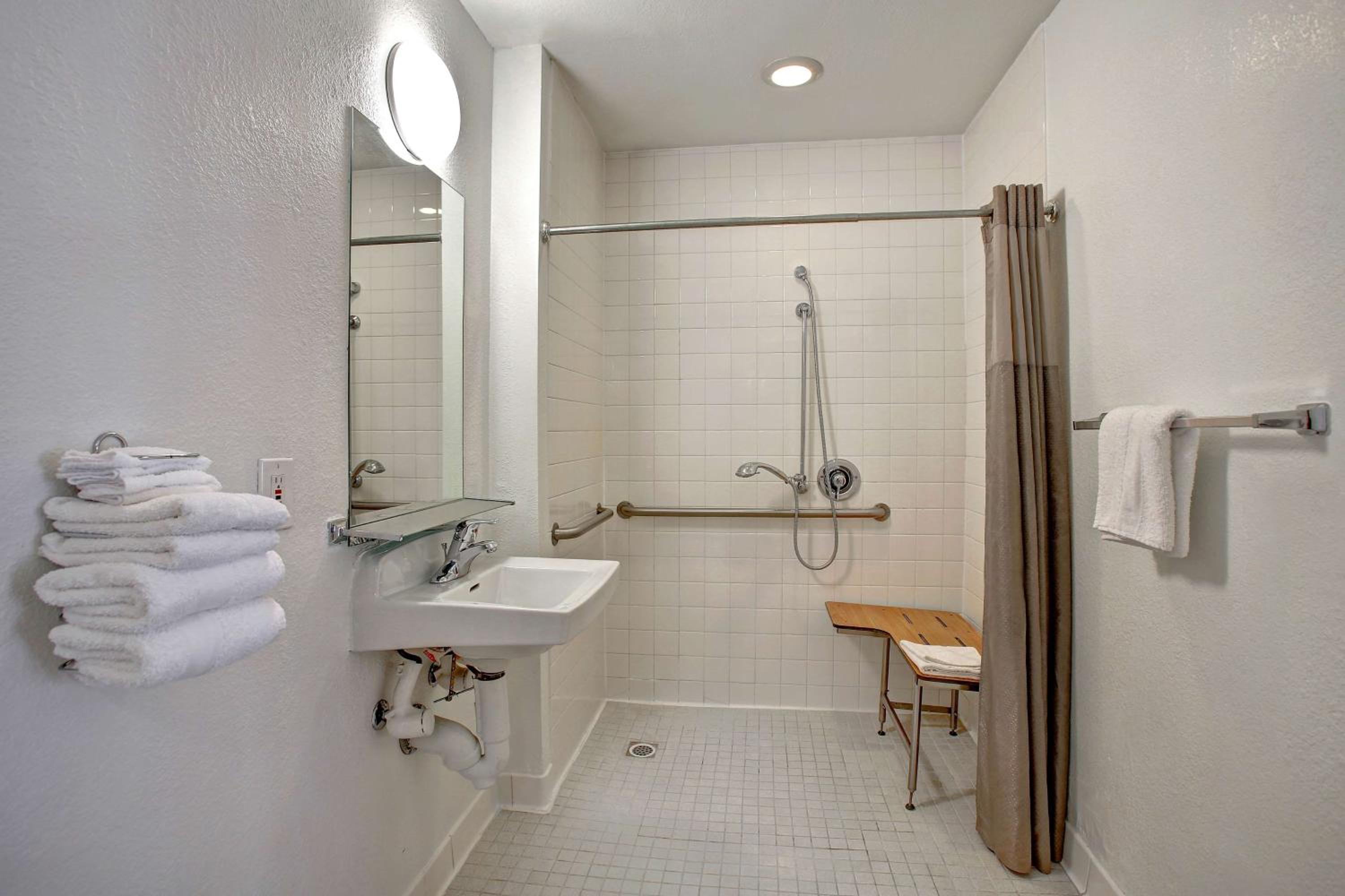 Queen Room - Disability Access - Roll in Shower photo 2