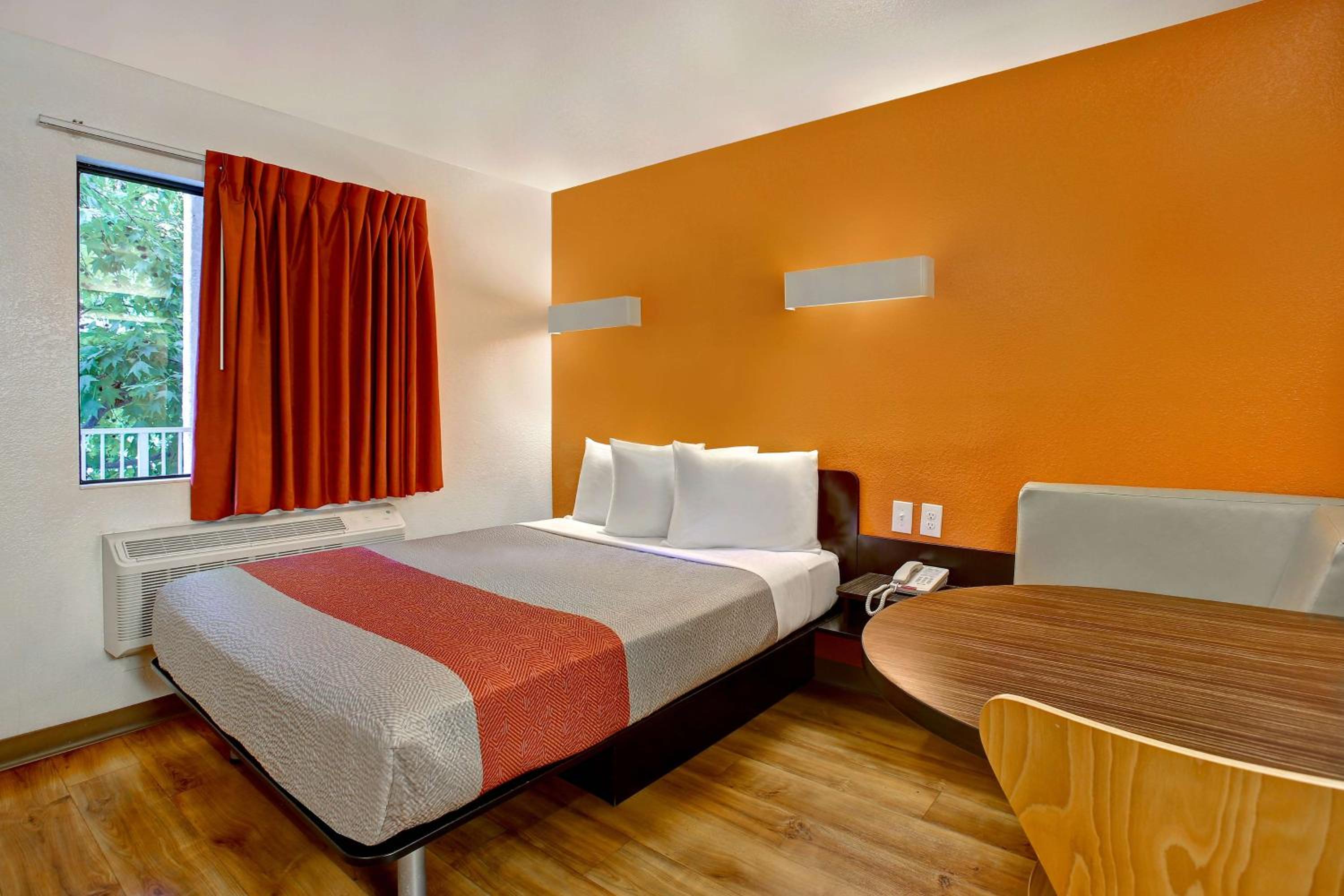 Queen Room - Disability Access - Non-Smoking photo 3