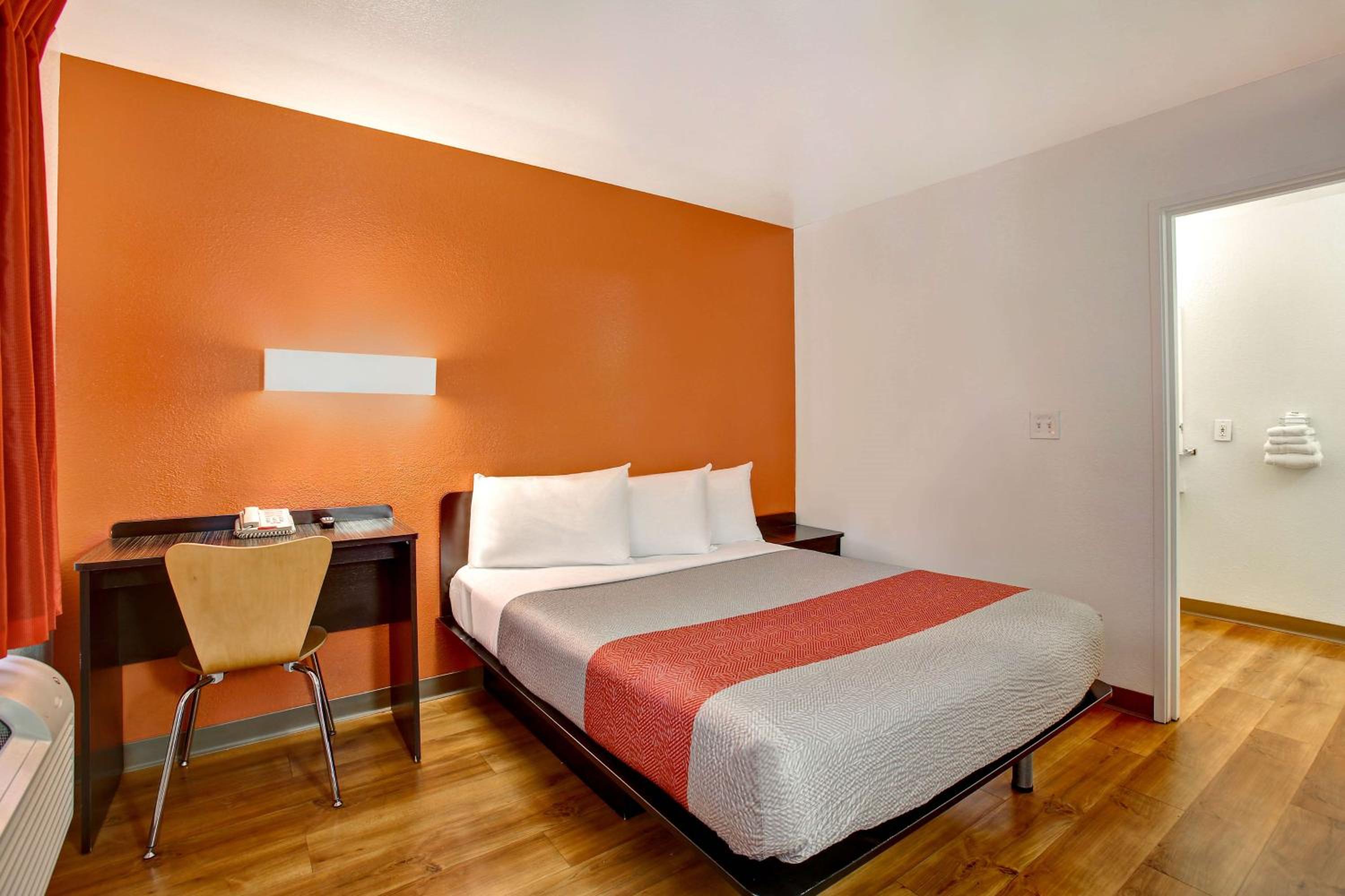 Queen Room - Disability Access - Non-Smoking photo 2