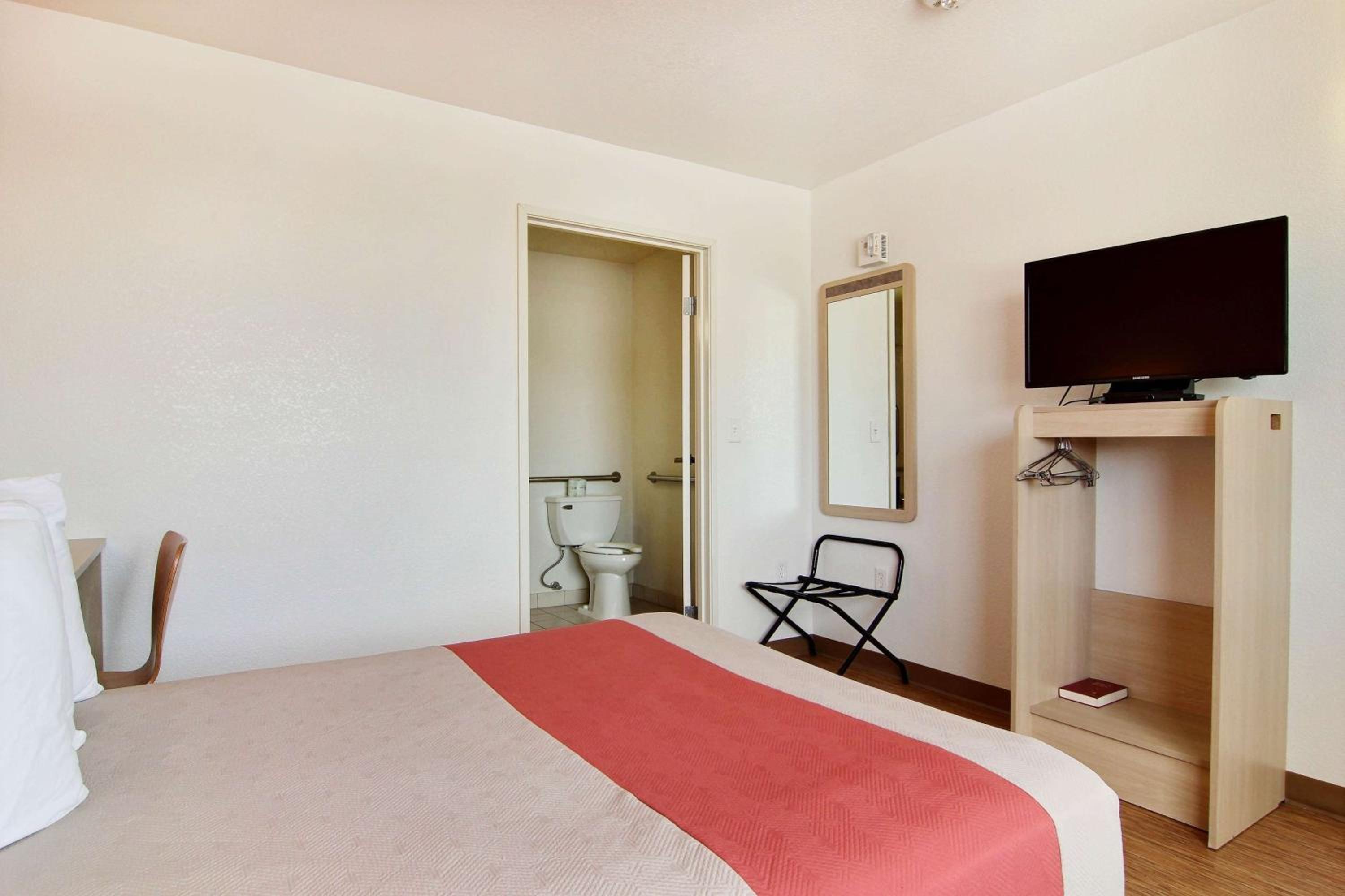 Queen Room photo 2