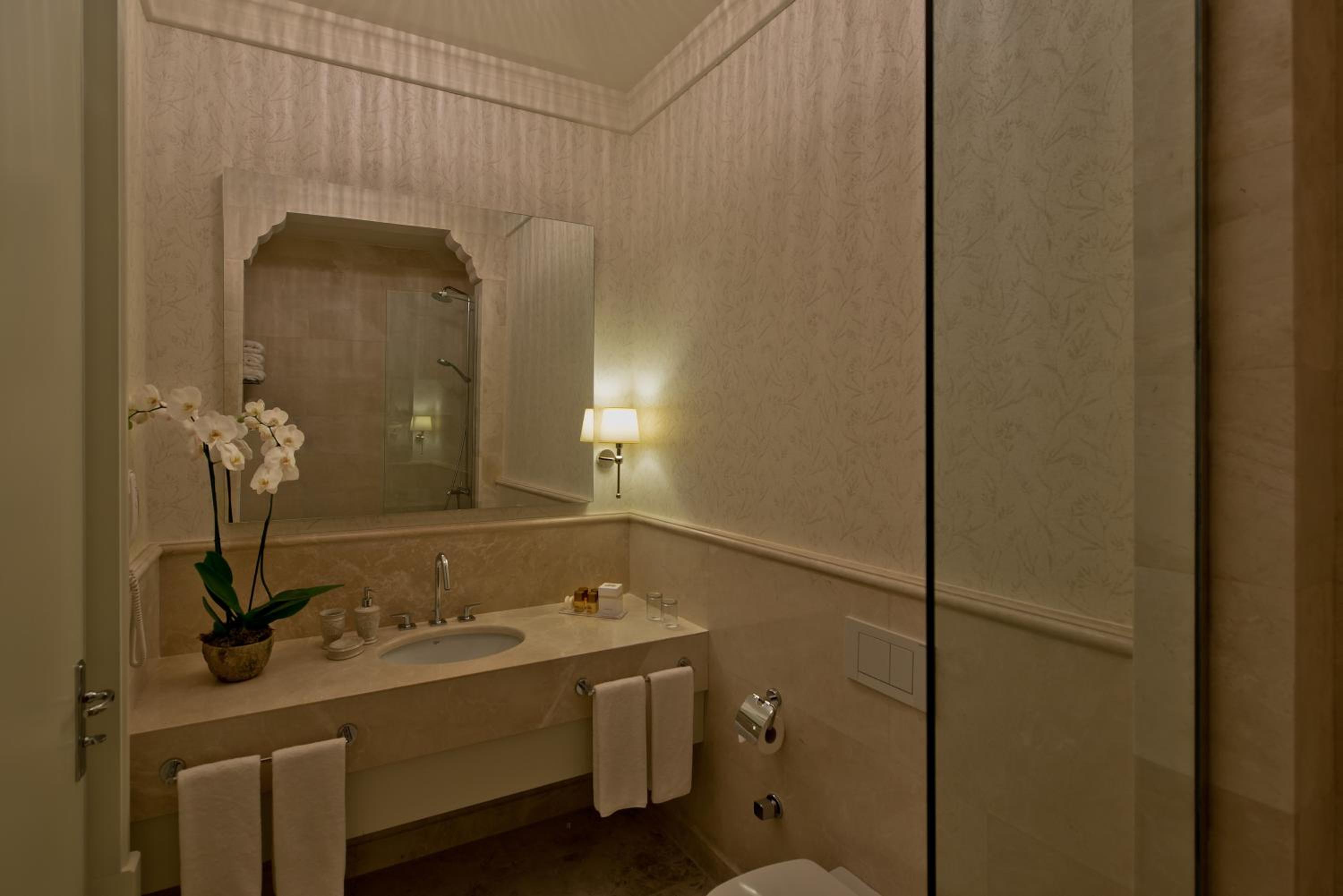 Available room thumbnail 6
