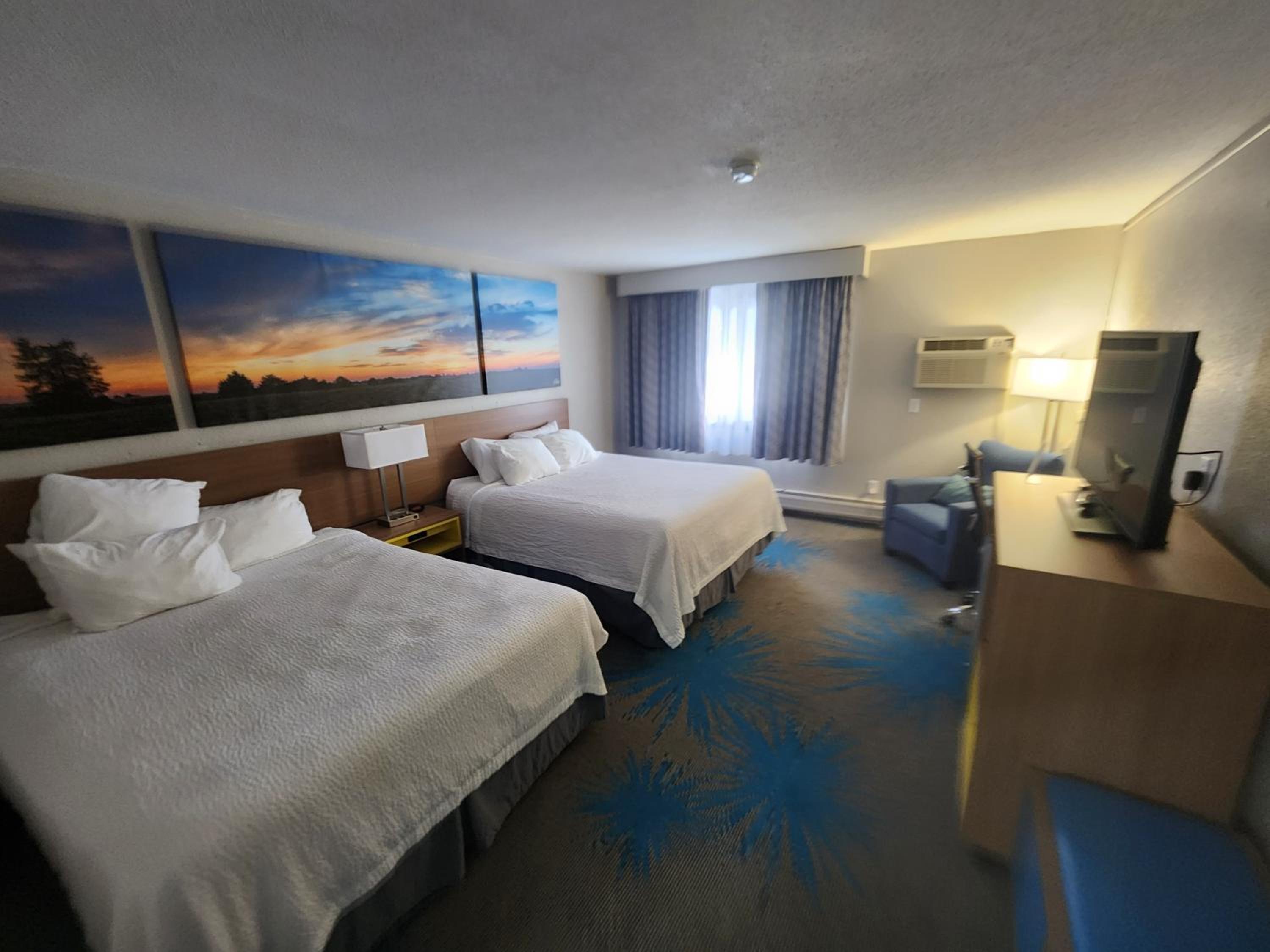 Queen Room with Two Queen Beds - Non-Smoking - Photo 9