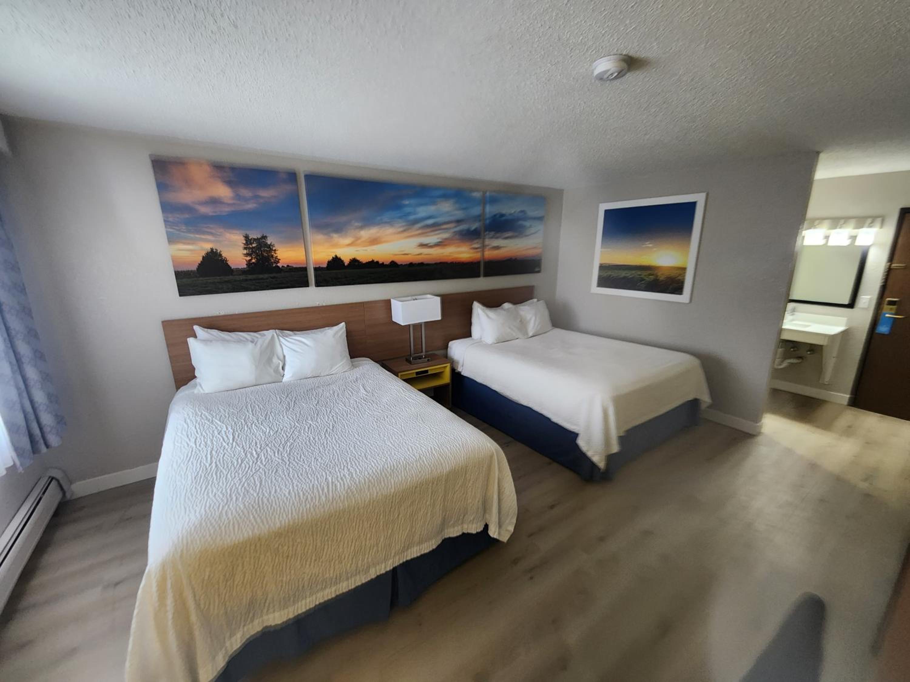 Queen Room with Two Queen Beds - Non-Smoking - Photo 10