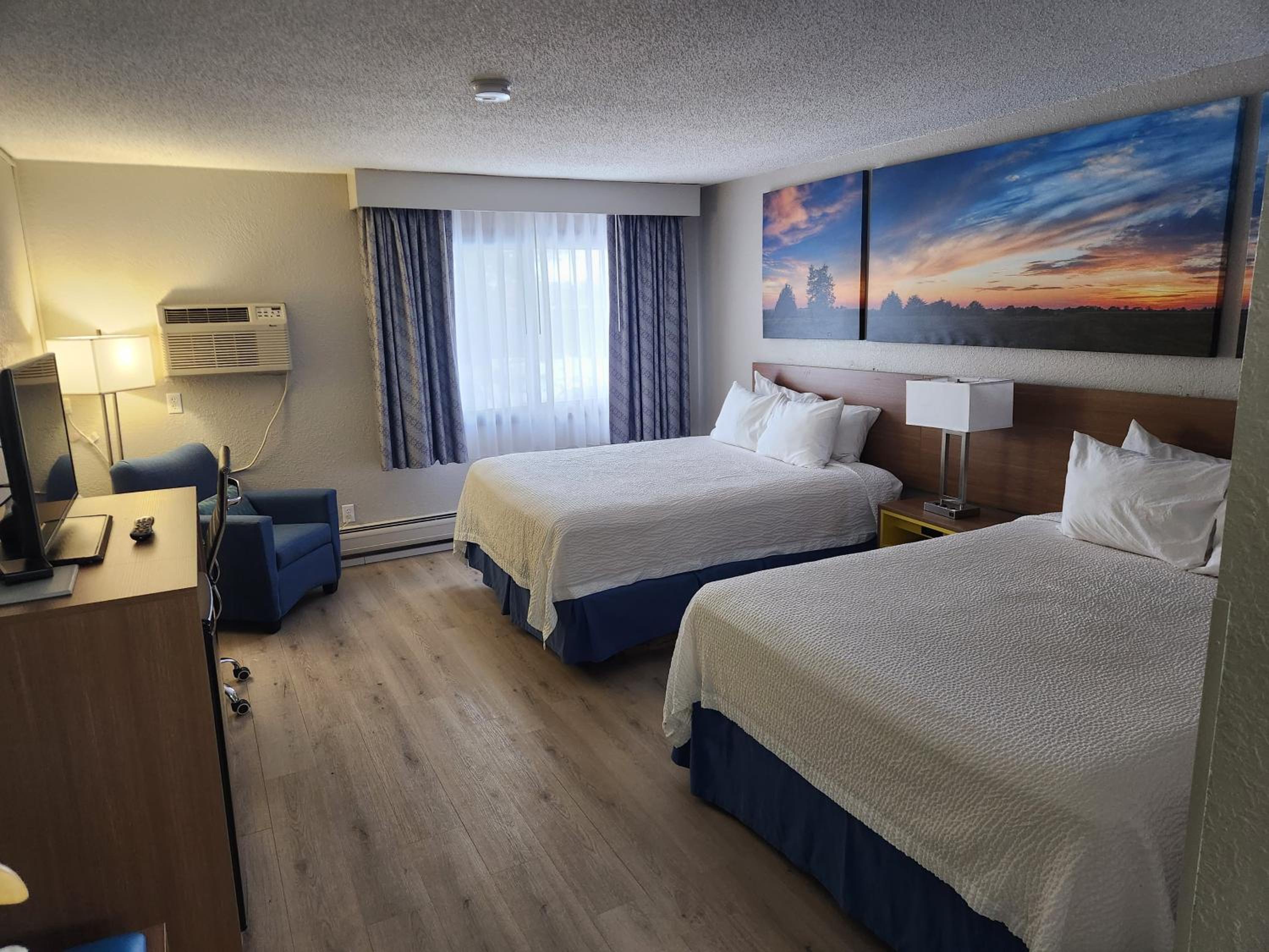 Queen Room with Two Queen Beds - Non-Smoking - Photo 4