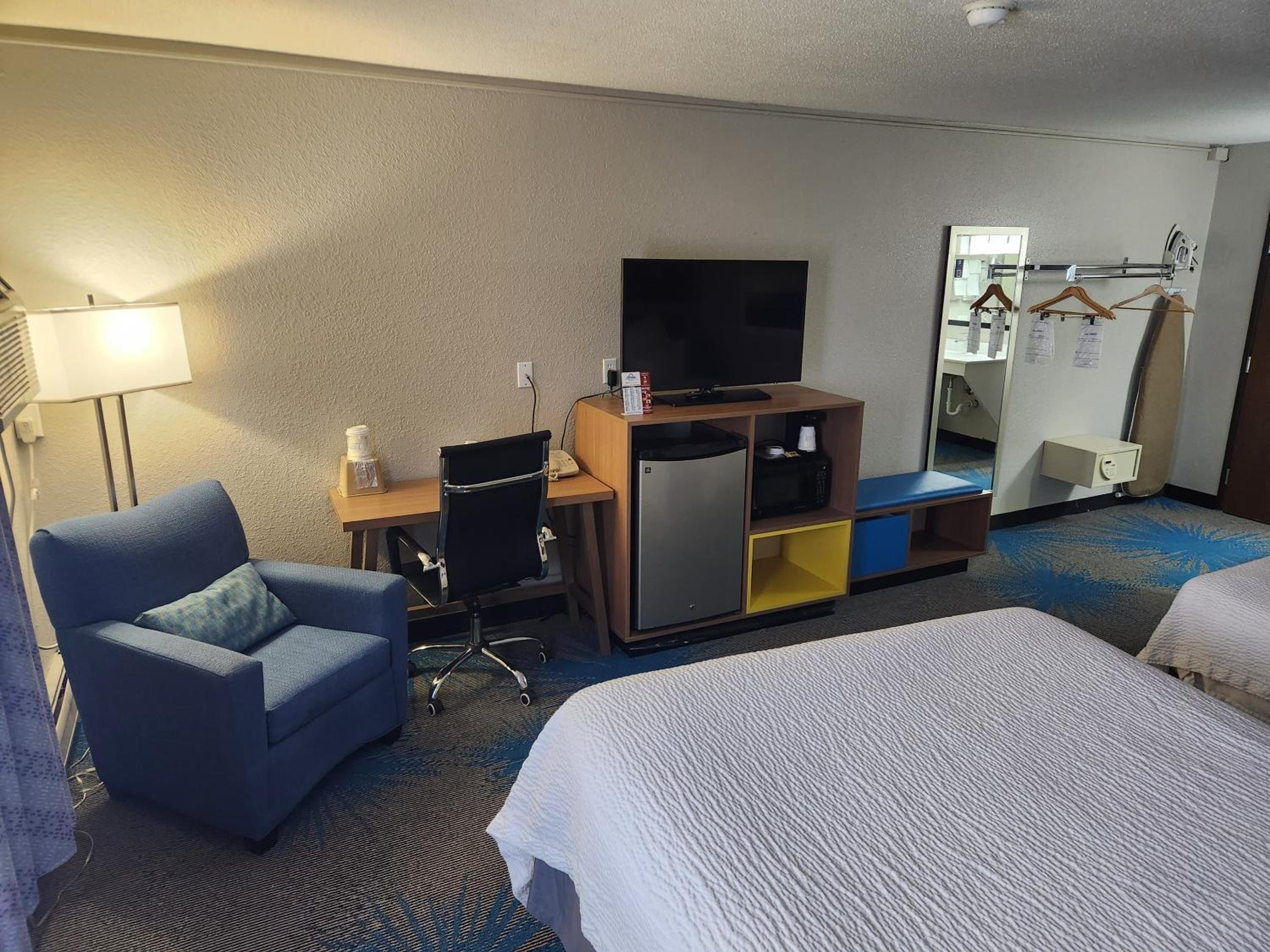 Queen Room with Two Queen Beds - Non-Smoking - Photo 7
