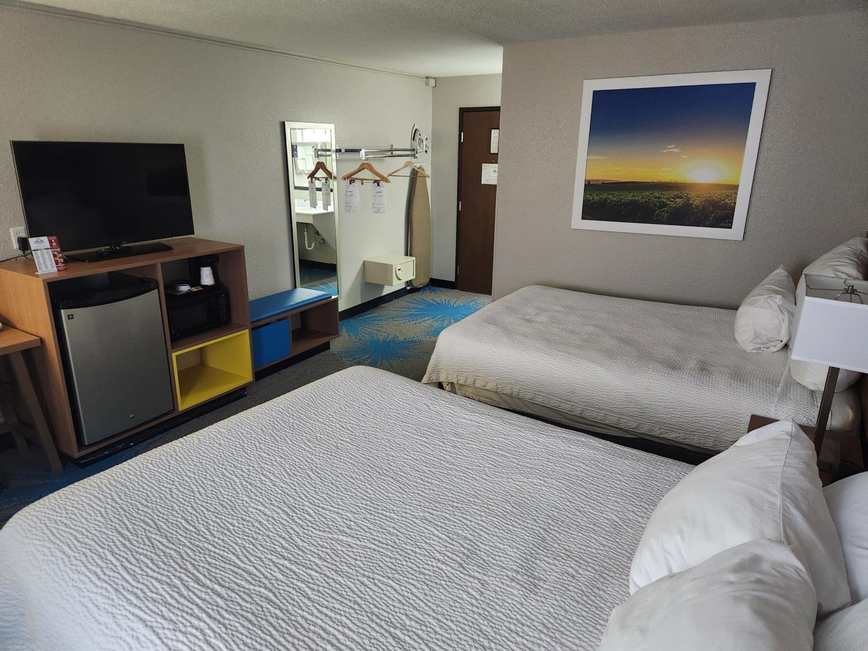 Queen Room with Two Queen Beds - Non-Smoking - Photo 3