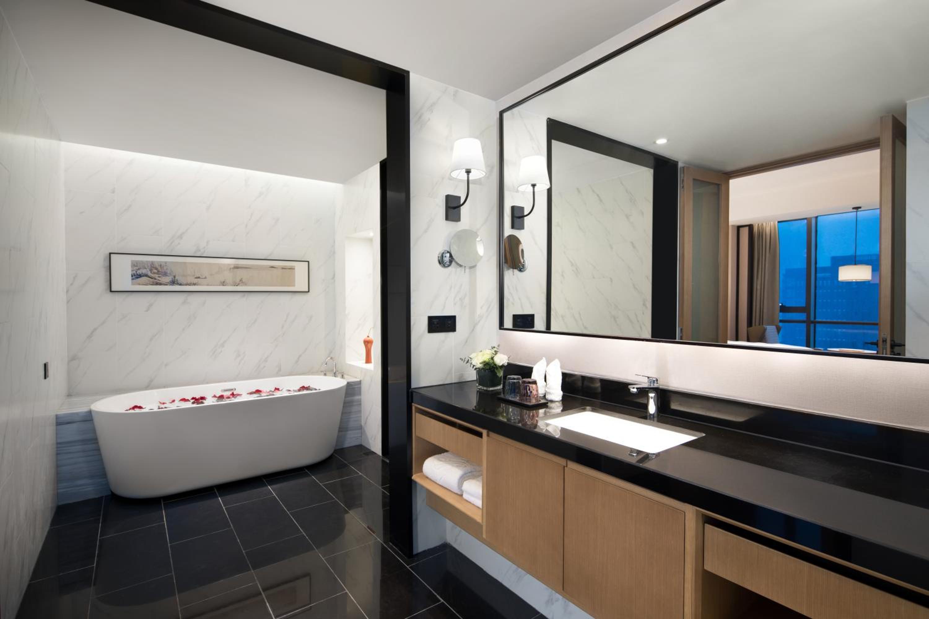 Queen Suite with Spa Bath photo 3
