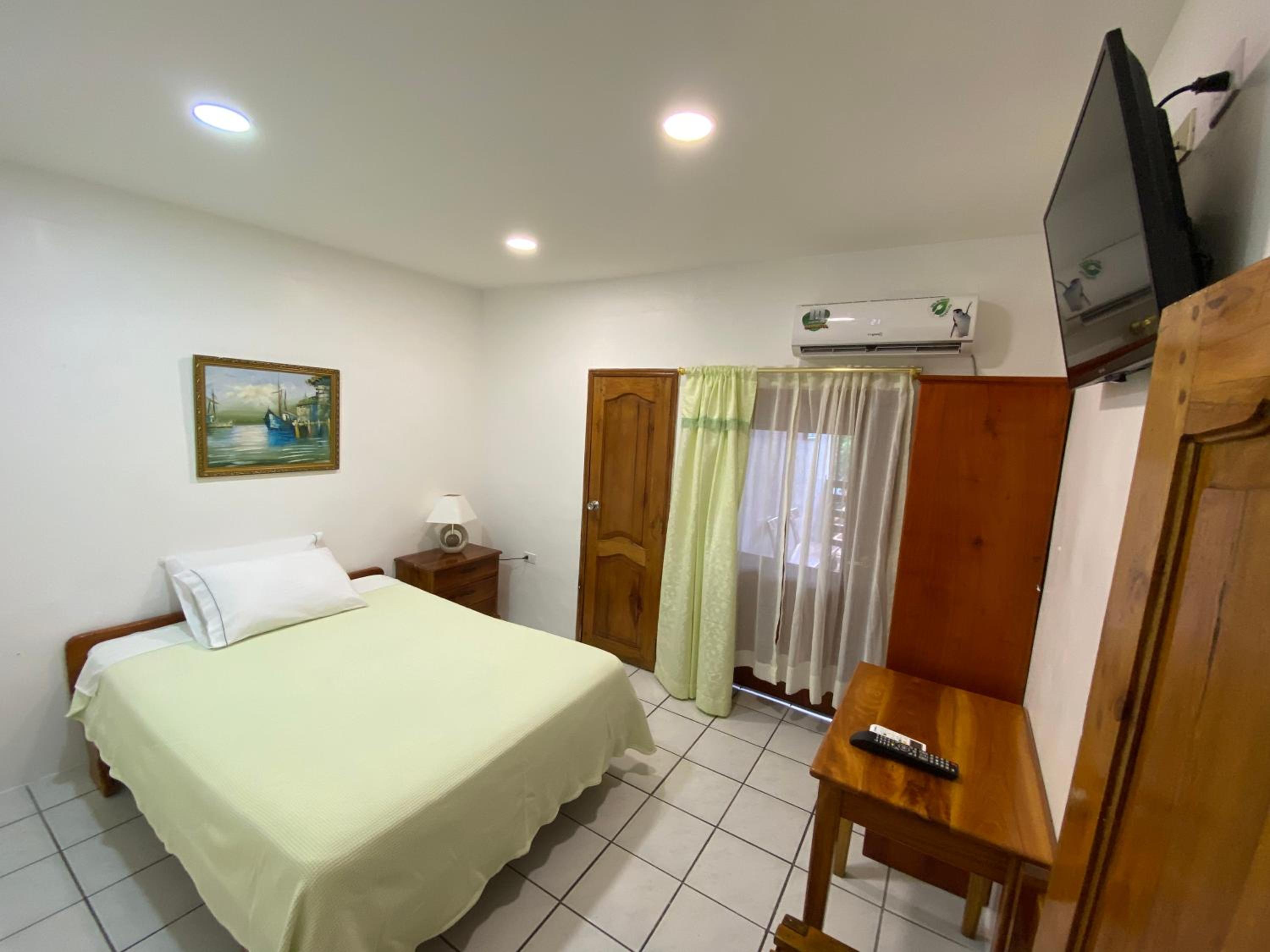 Budget Double Room photo 3