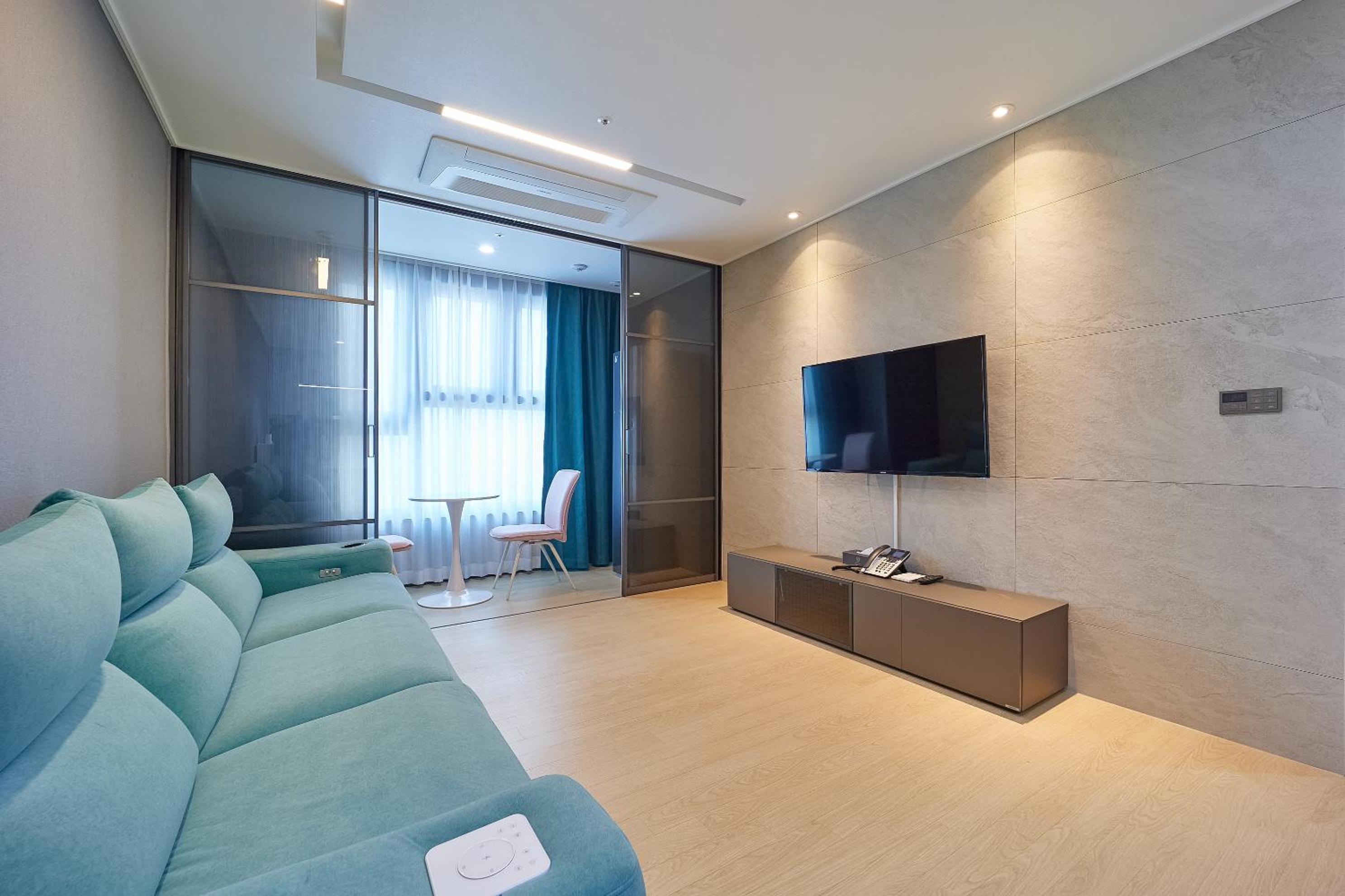 Suite - Photo 1
