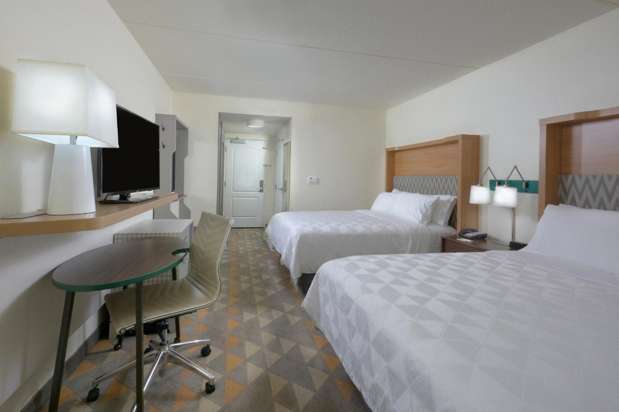 Standard Room with Two Queen Beds - Photo 4