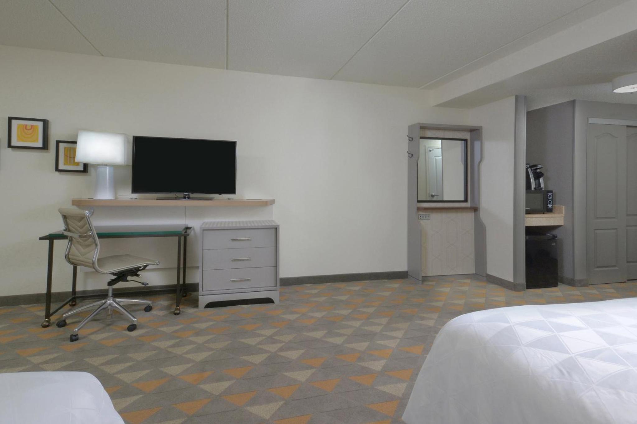 Standard Room with Two Queen Beds - Communications Accessible Tub - Photo 5