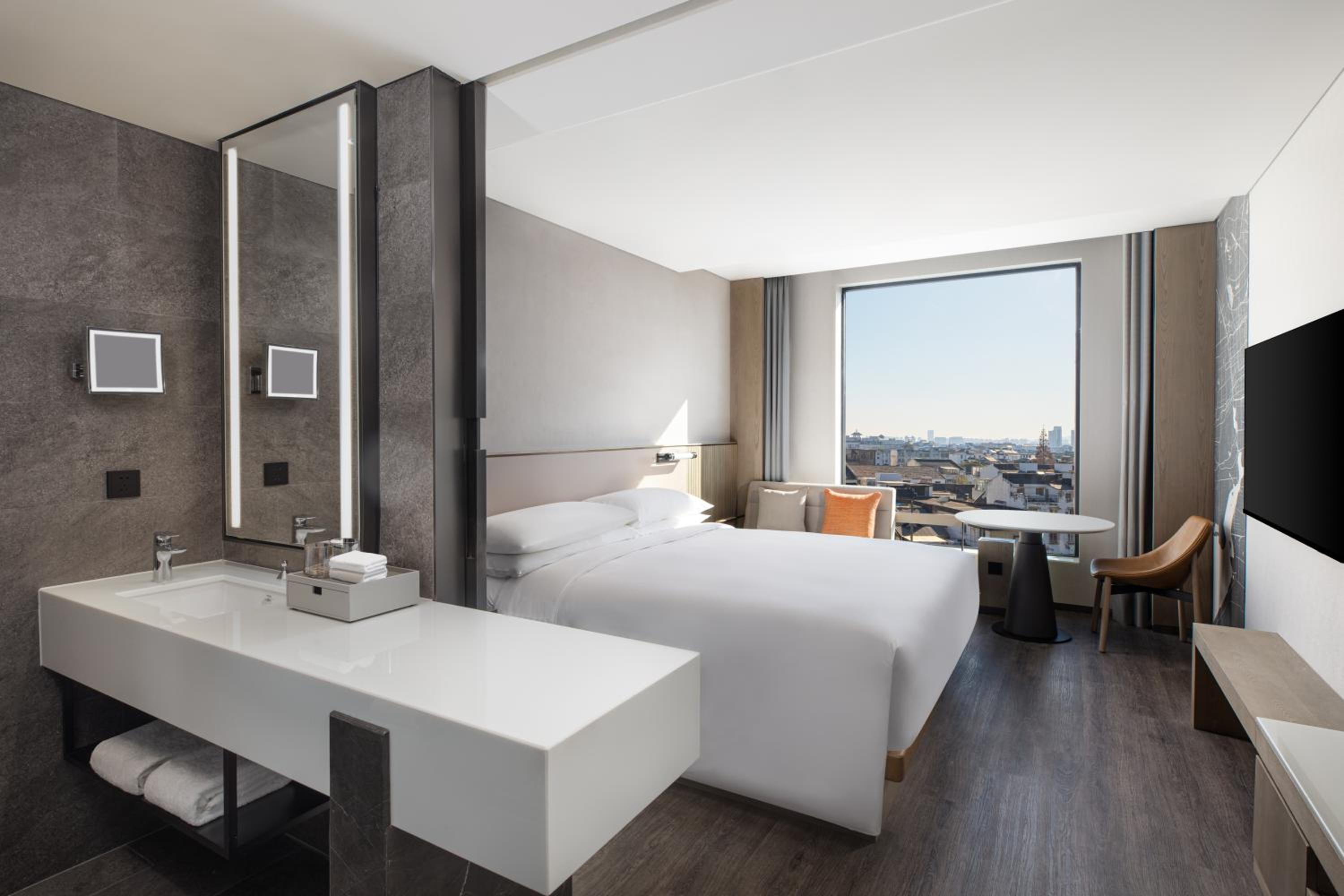Standard King Room - Photo 5