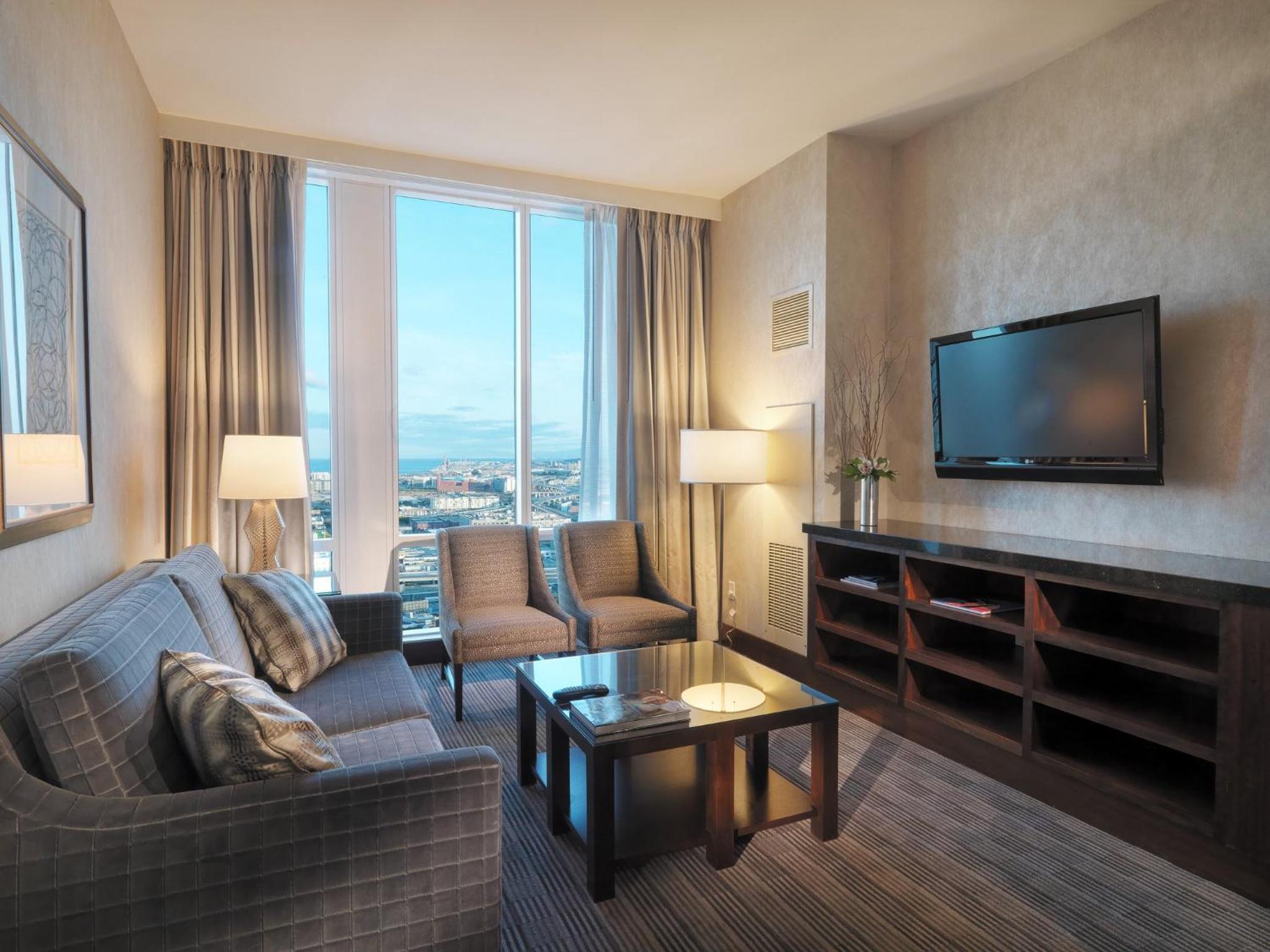 One-Bedroom King Suite thumbnail 6