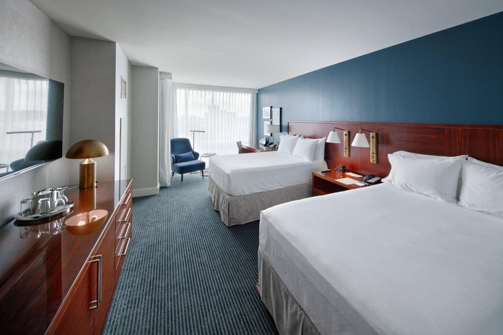 Classic Double Room with Two Double Beds and Skyline View - Photo 5