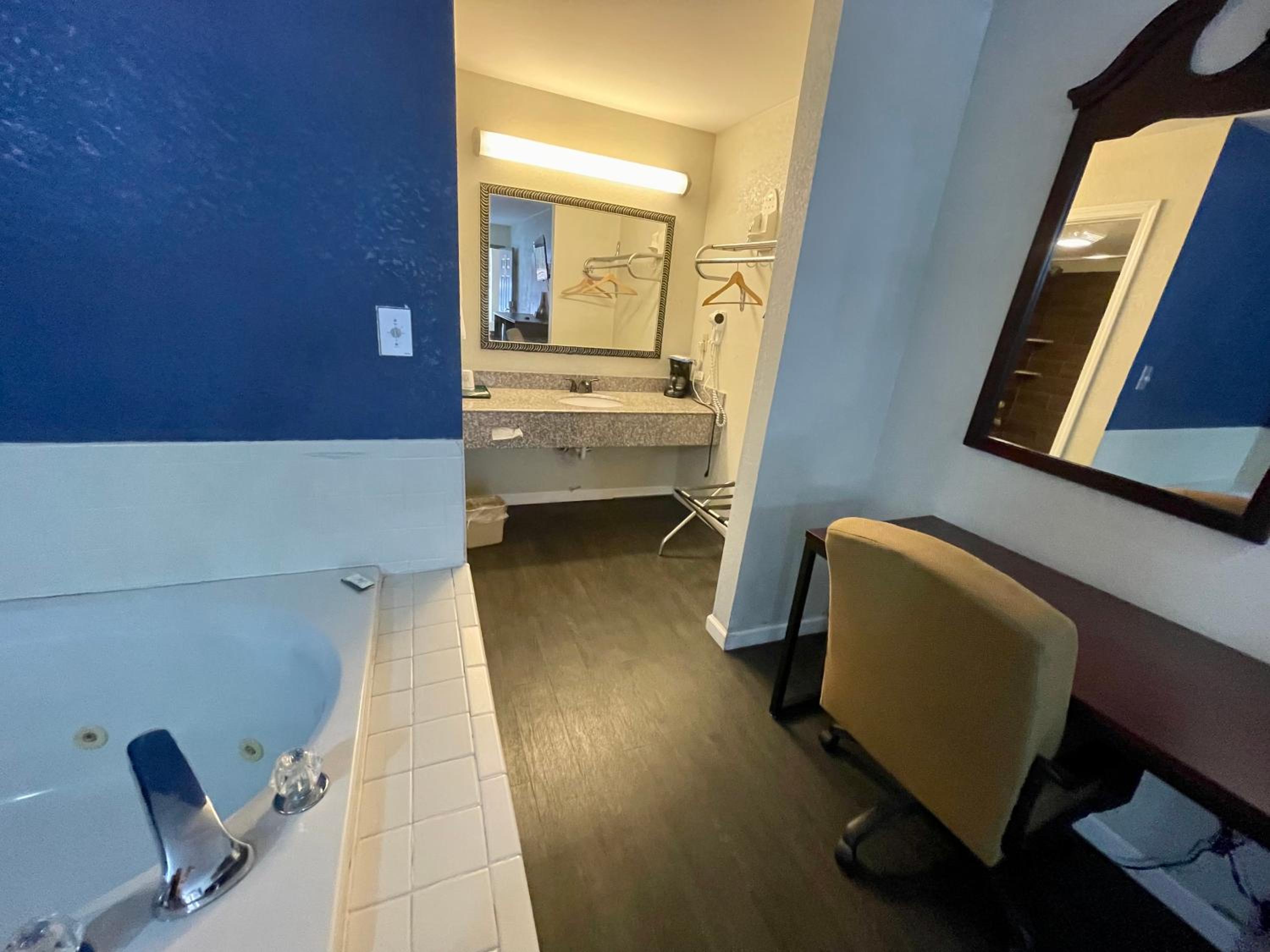 King Room with Spa Bath - Non-Smoking photo 3