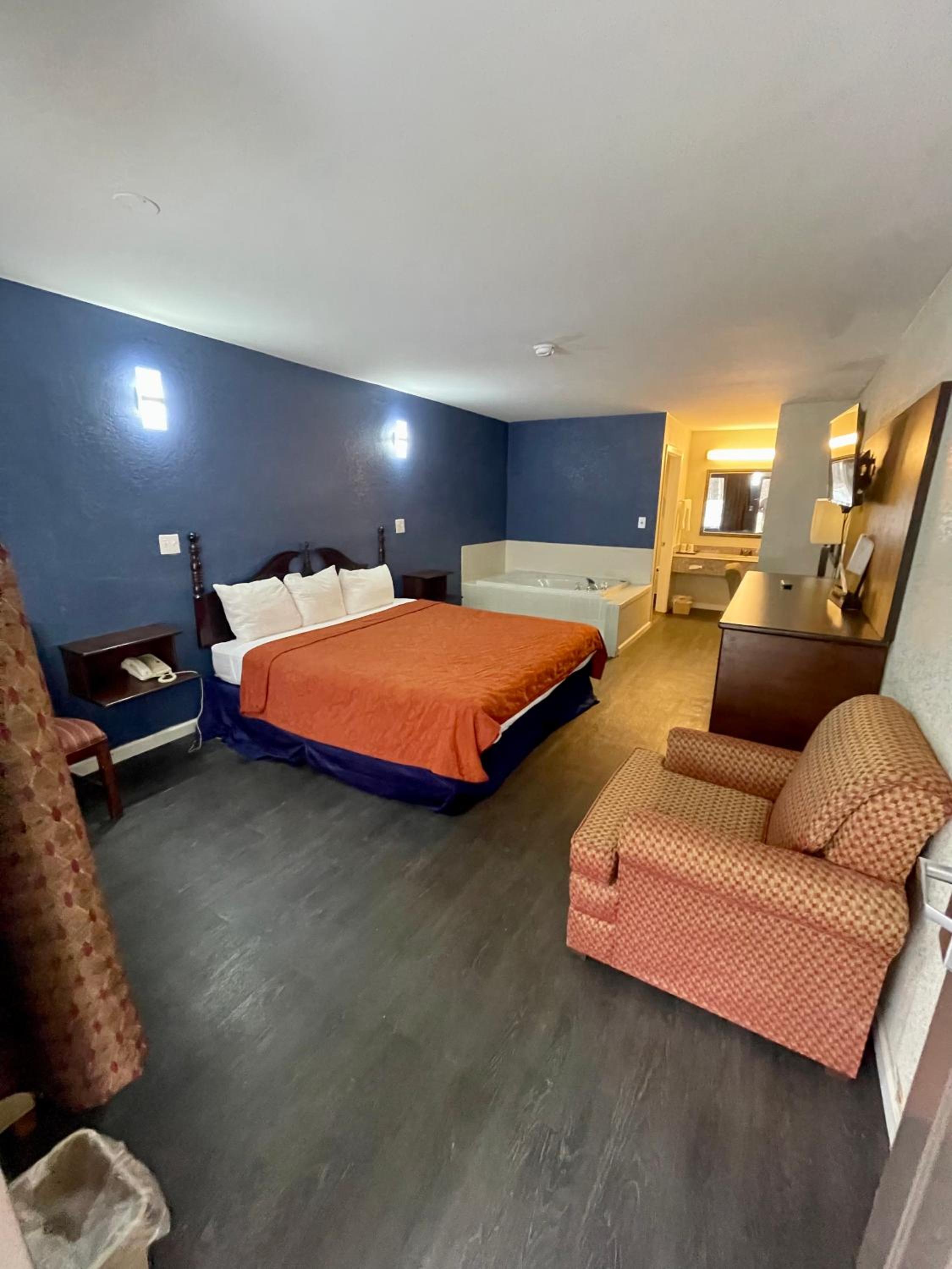 King Room with Spa Bath - Non-Smoking photo 2