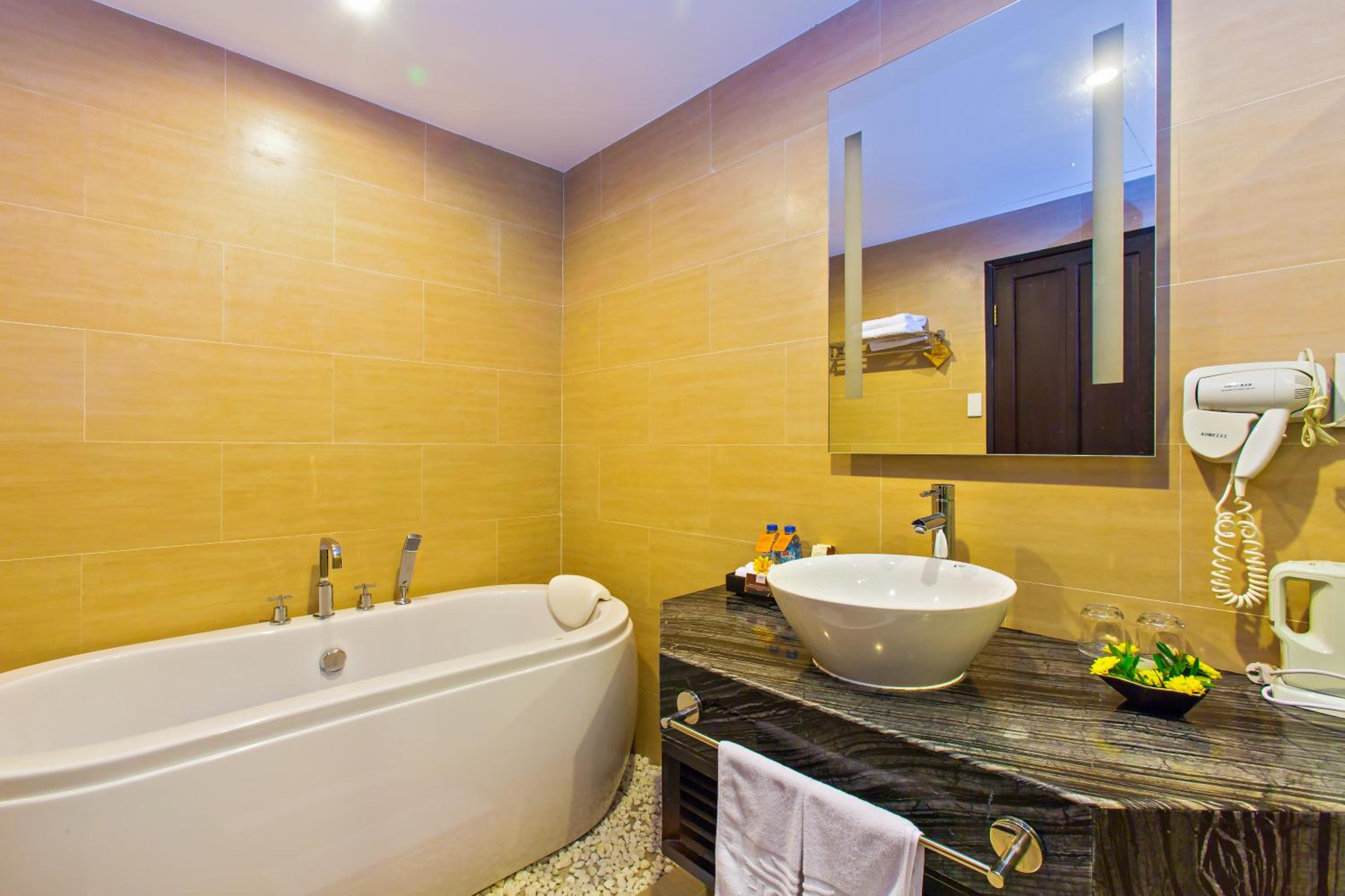 Suite with Balcony Garden/Pool View - Photo 8
