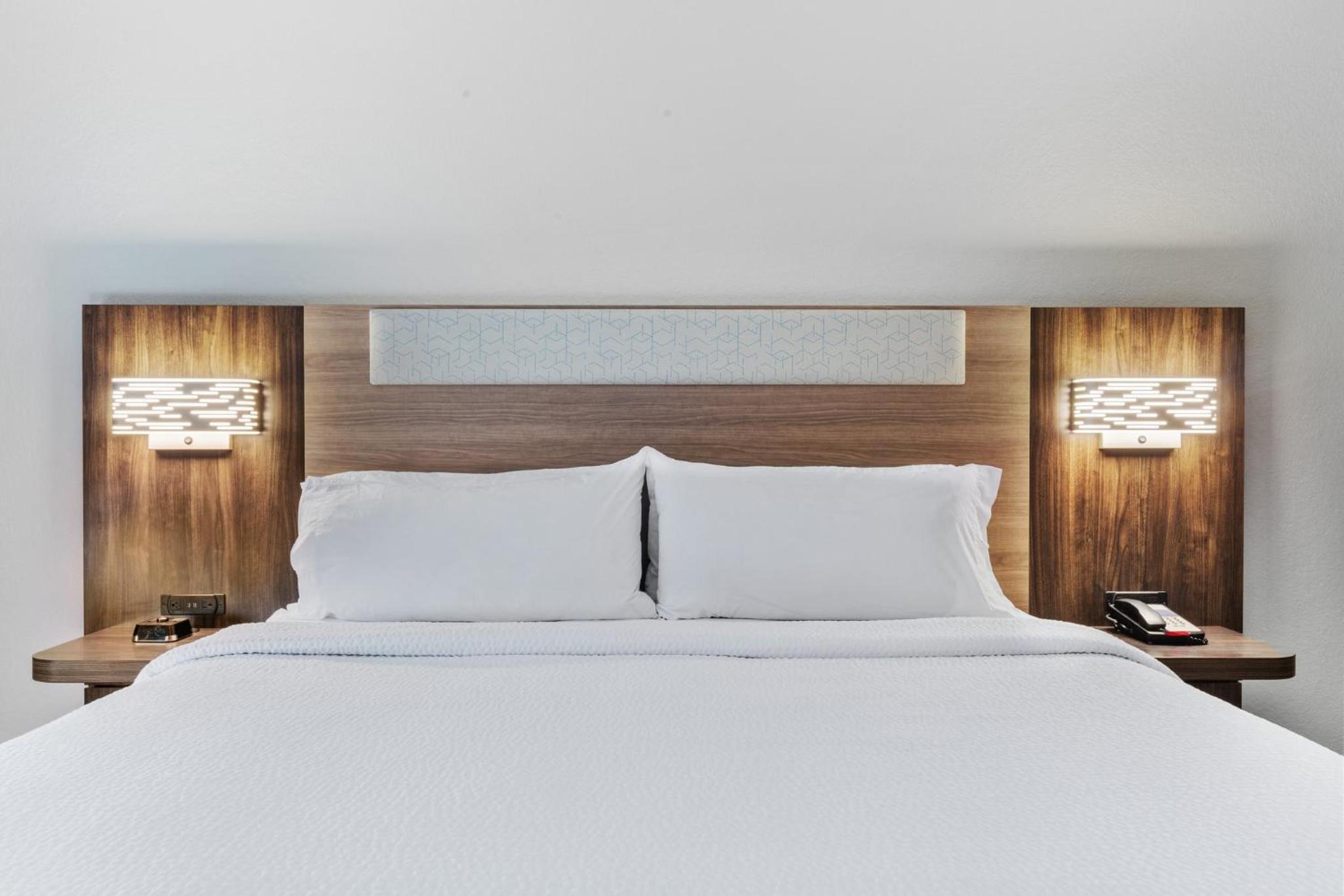 Standard King Room - Photo 9