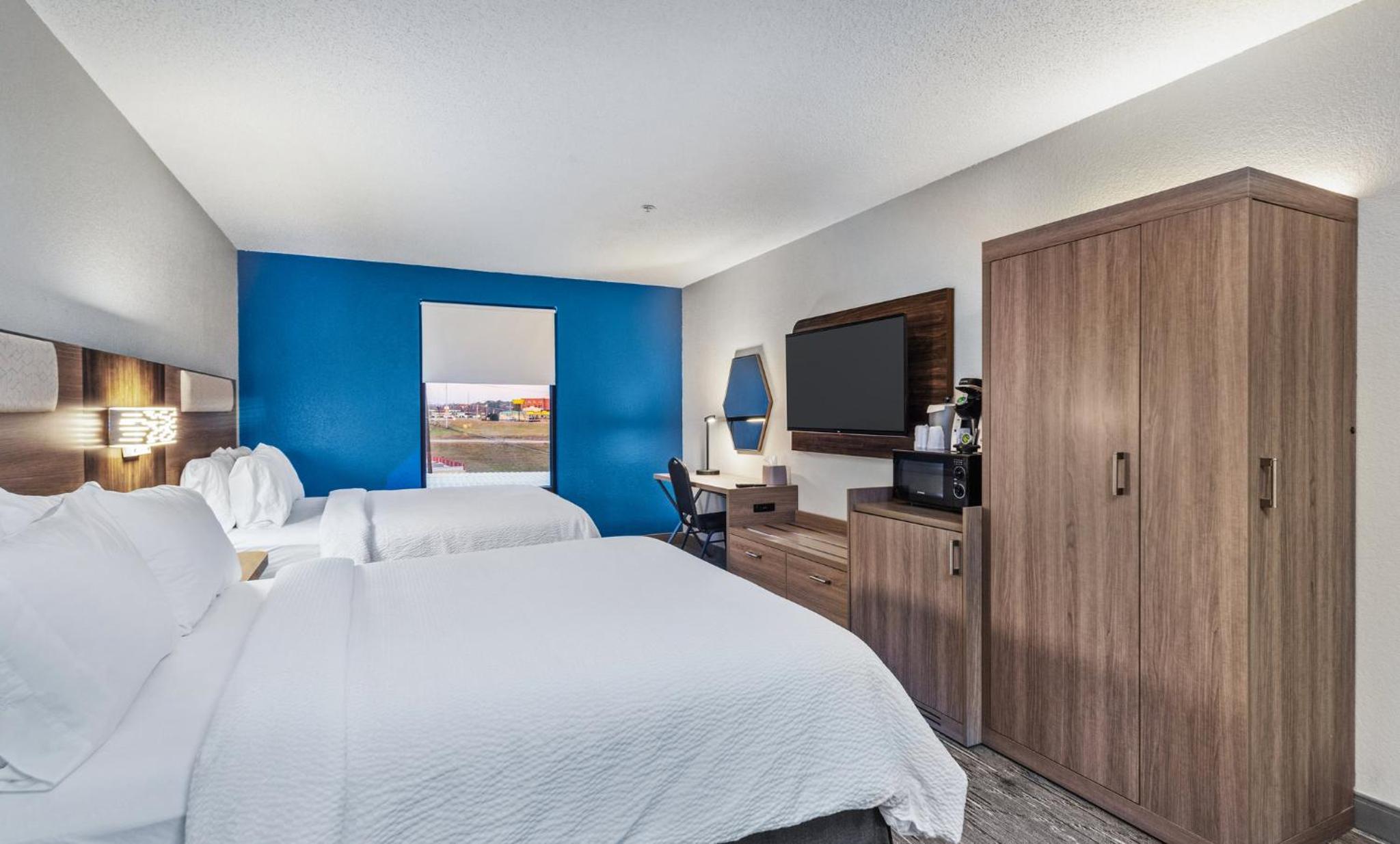 Standard Room with Two Queen Beds - Photo 6