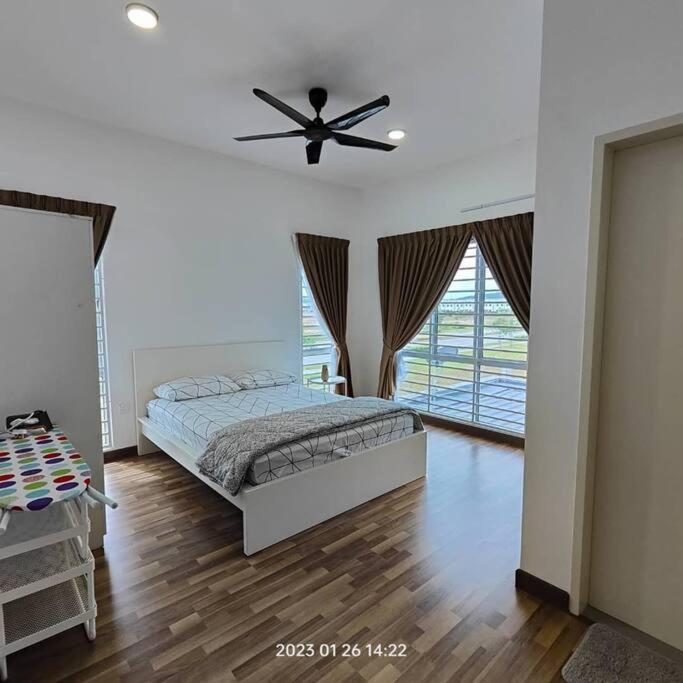 Four-Bedroom House photo 3