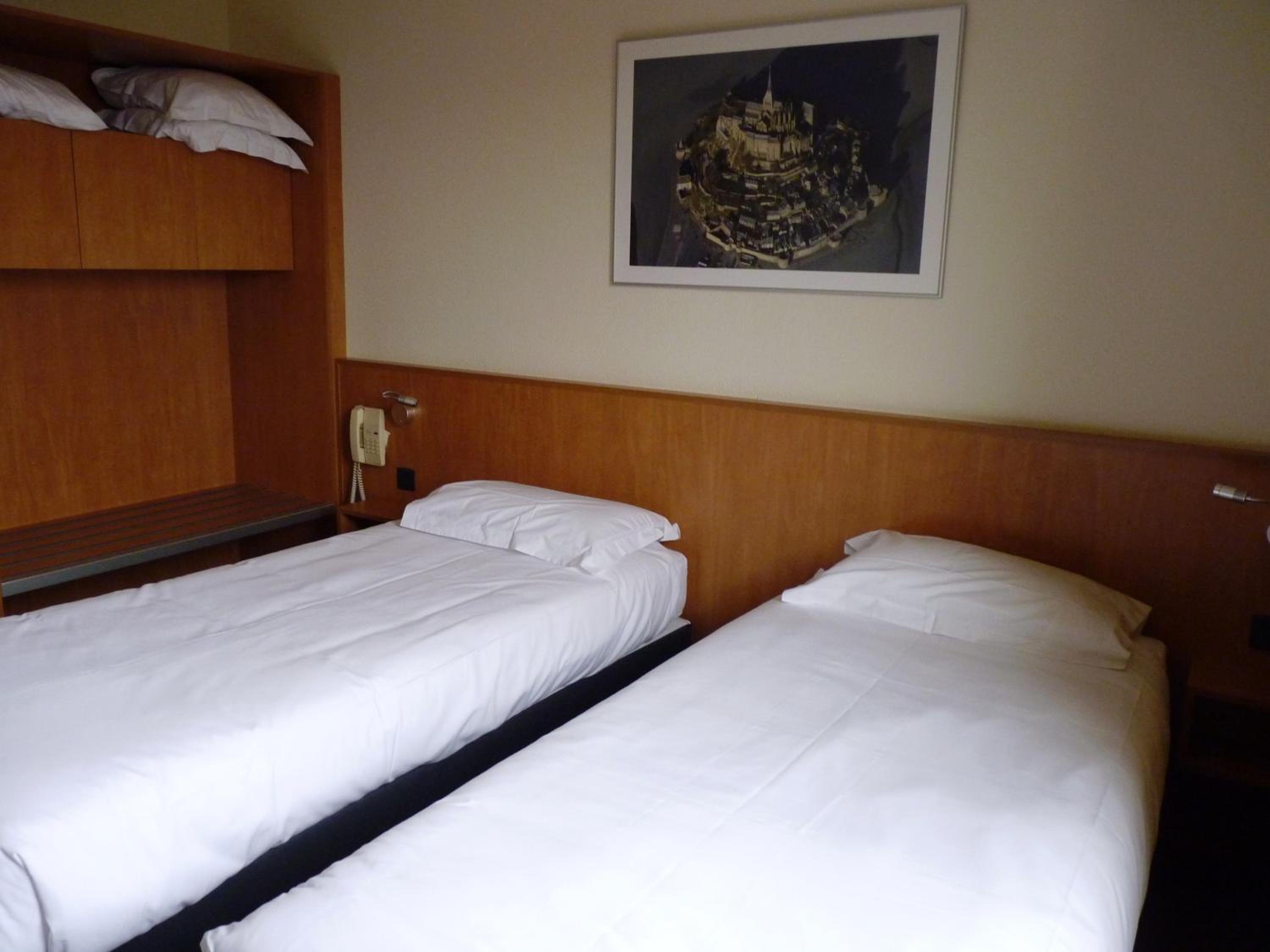 Twin Room - Photo 7