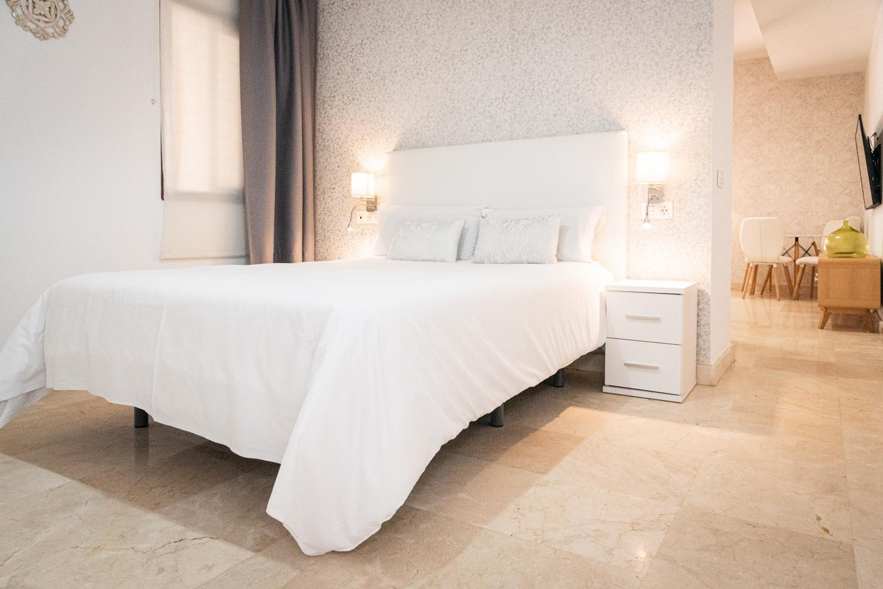 Superior One-Bedroom Apartment - Photo 3