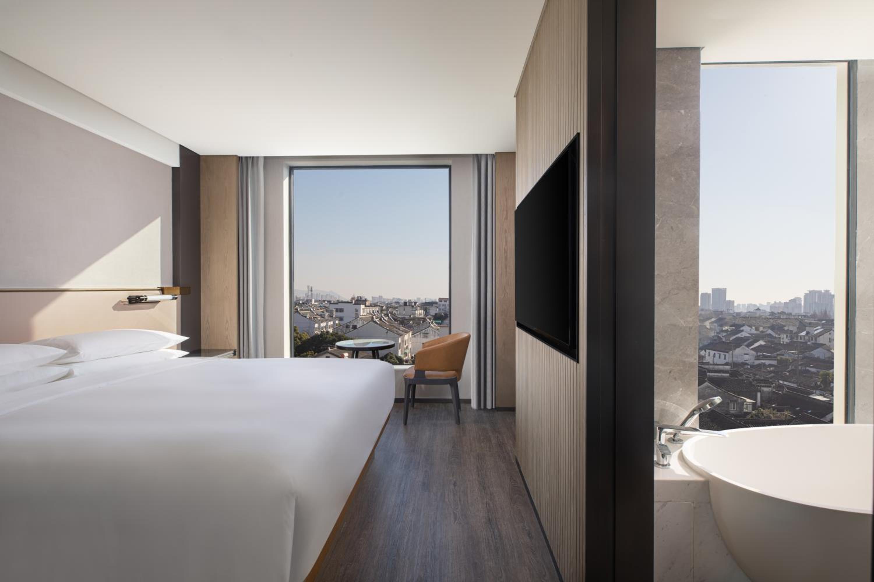 King Suite with City View - Photo 5