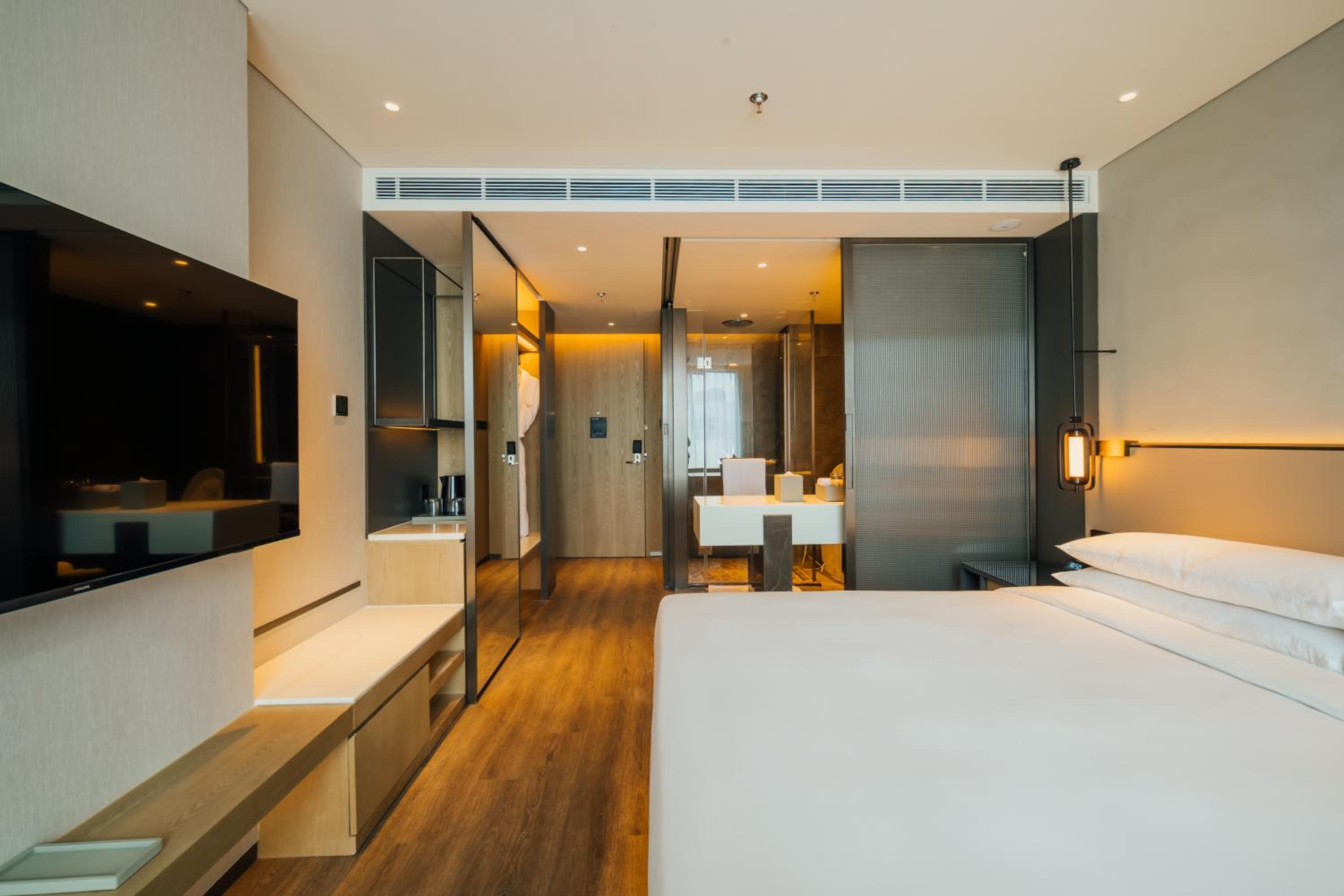 Standard King Room - Photo 4