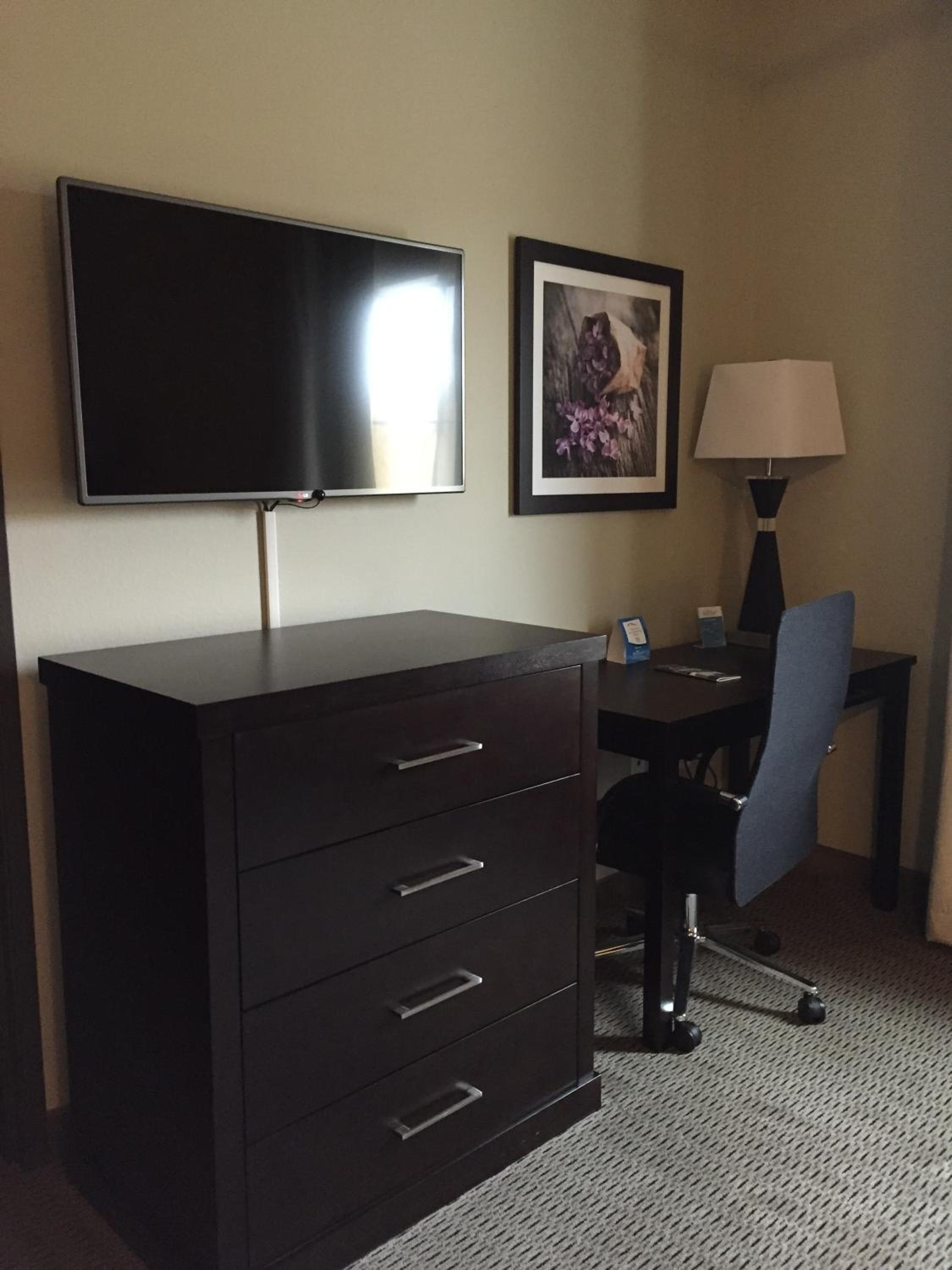 Deluxe Queen Room with Two Queen Beds - Non-Smoking photo 2