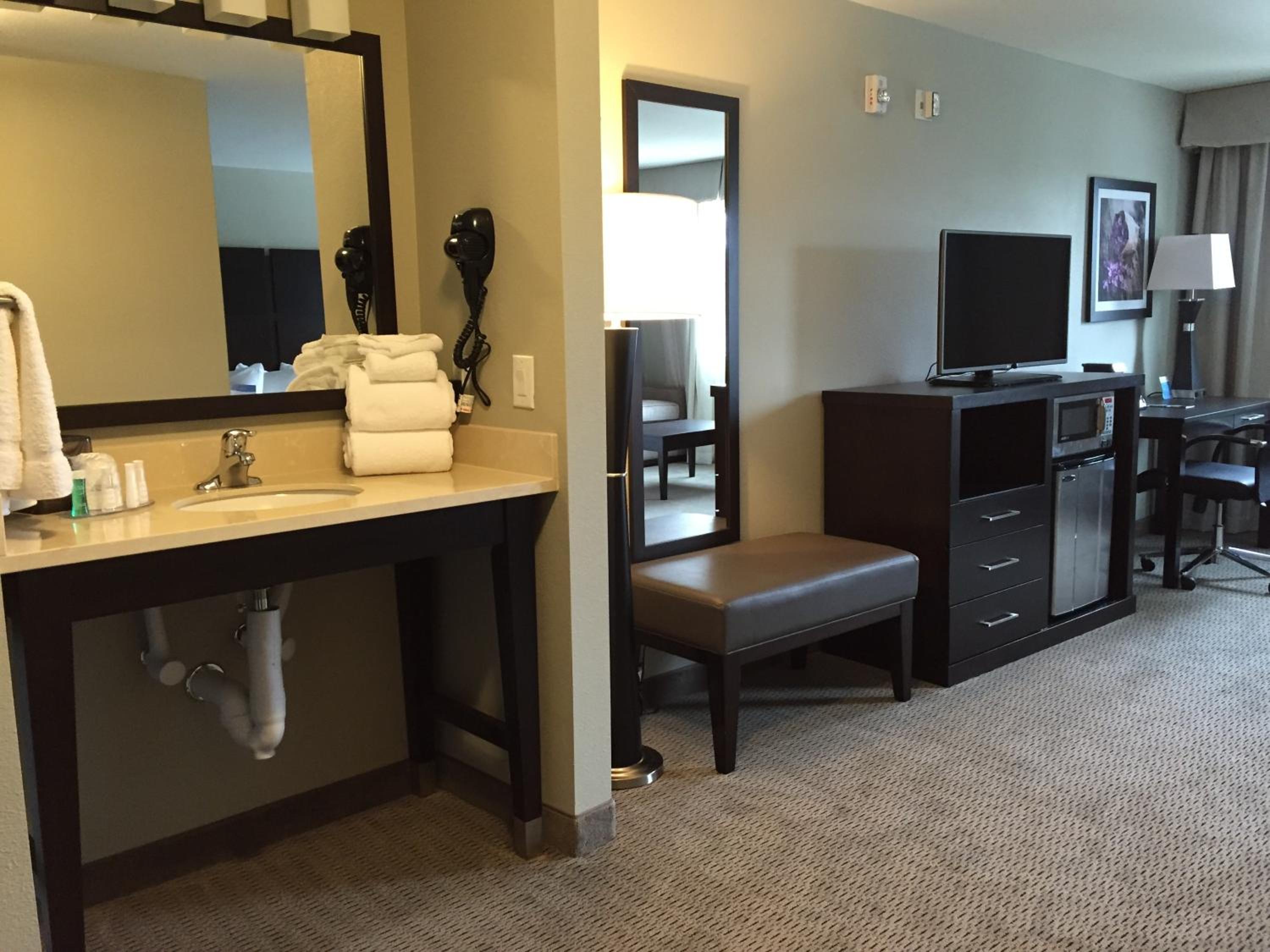 Deluxe King Room - Non-Smoking photo 1
